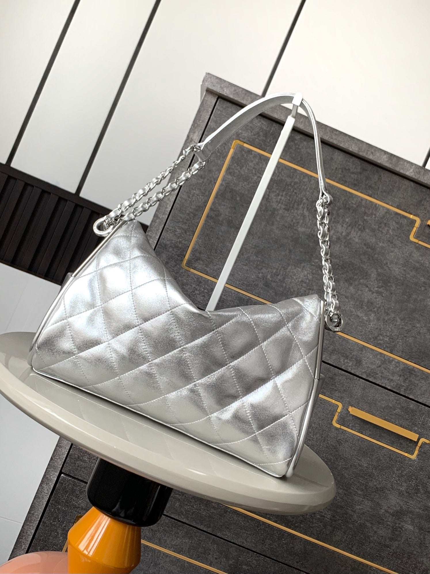 SAC HOBO VINTAGE CC 30 CM EN CUIR D'AGNEAU MÉTALLISÉ ARGENTÉ QUINCAILLERIE ARGENTÉE