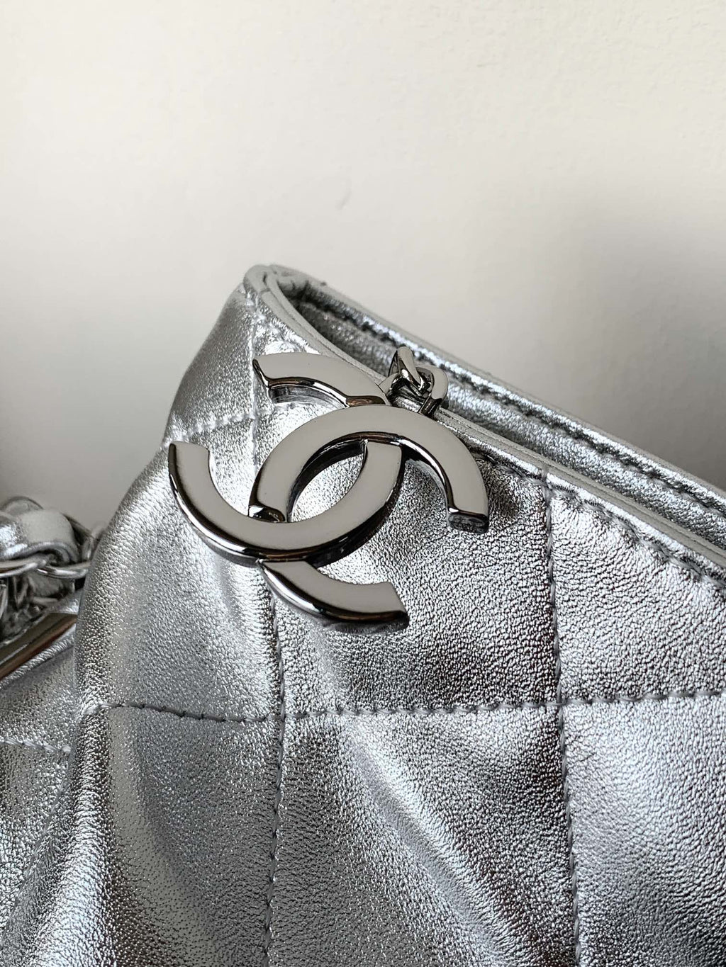 CC VINTAGE HOBO BAG 30CM SILVER METALIC LAMBSKIN SILVER HARDWARE