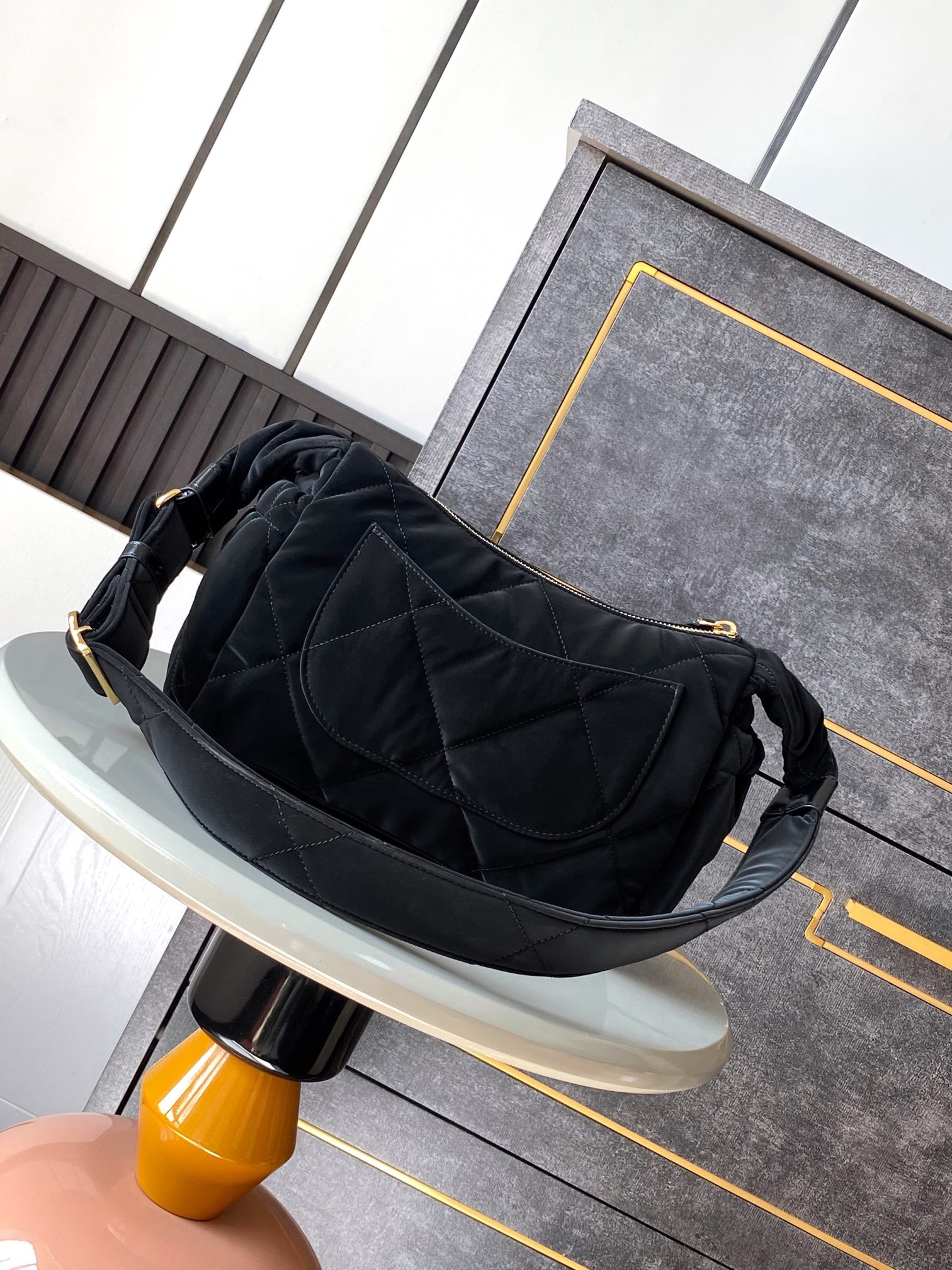 SAC HOBO 32 EN NYLON NOIR AVEC MÉTAL DORÉ