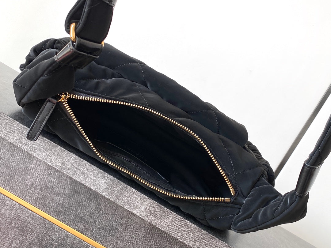 SAC HOBO 32 EN NYLON NOIR AVEC MÉTAL DORÉ