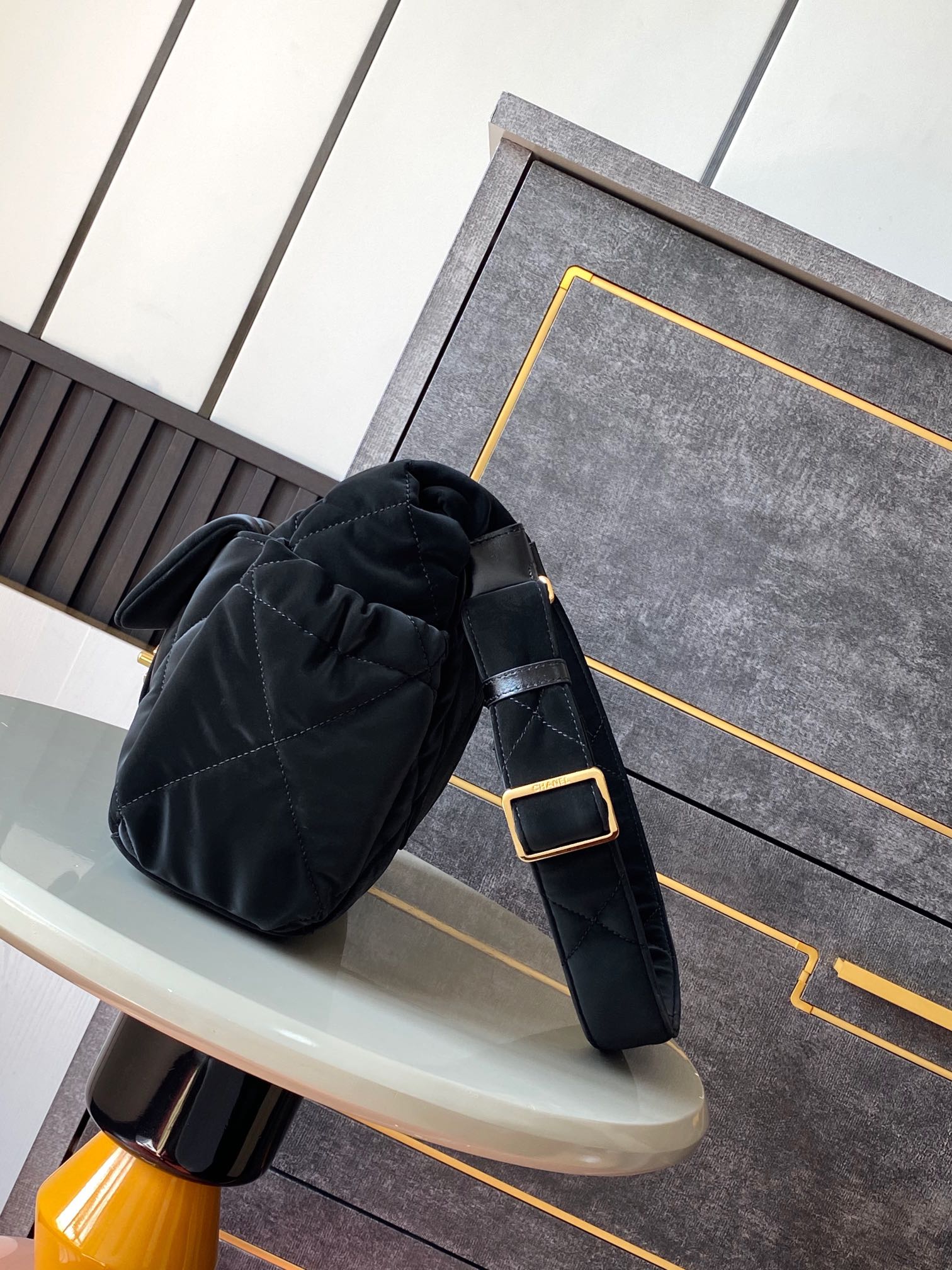 SAC HOBO 32 EN NYLON NOIR AVEC MÉTAL DORÉ