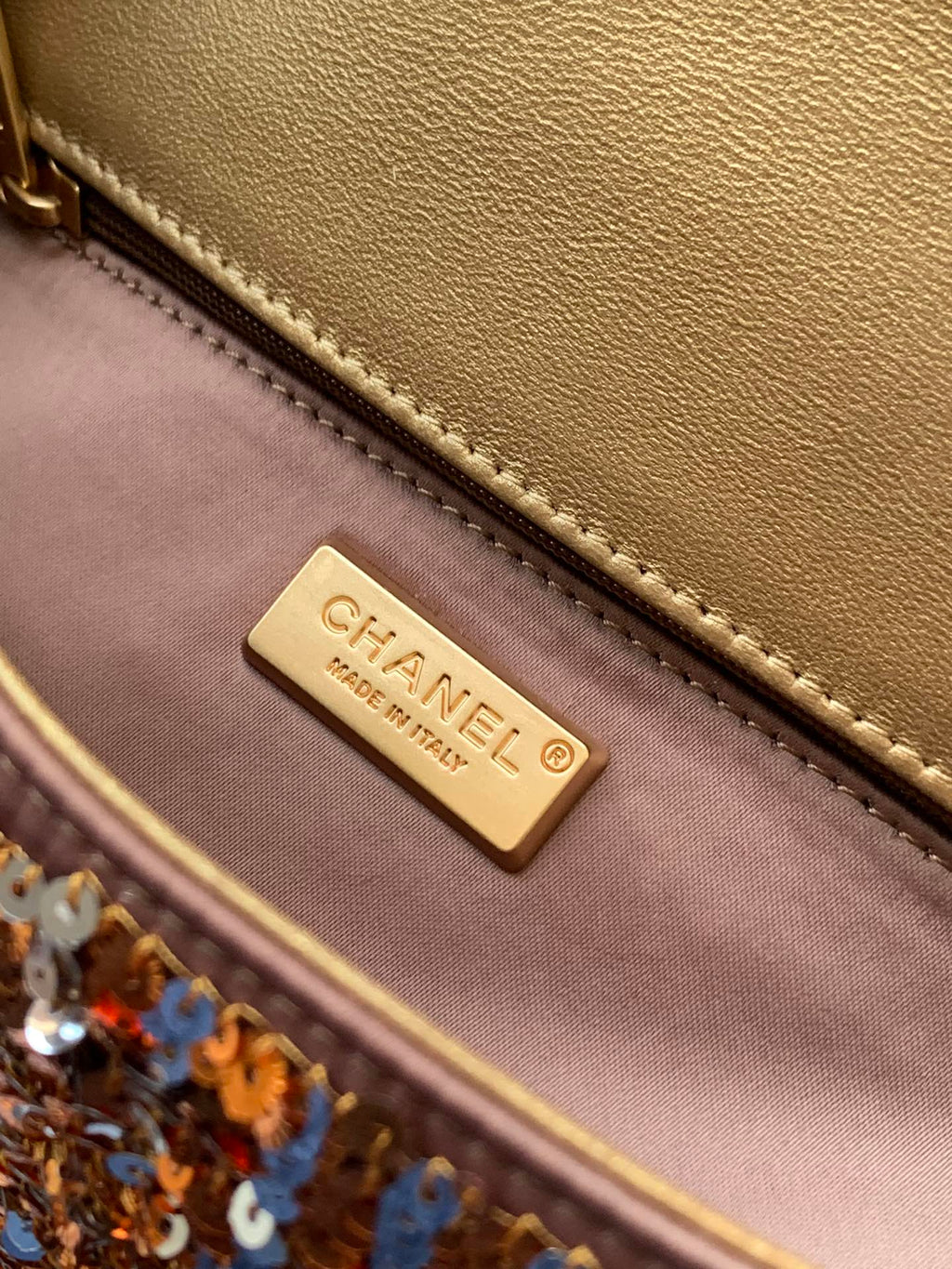 SAC À RABAT MINI 20 CM EN CUIR DE VEAU BEIGE À PAILLETTES BRONZE DORÉ