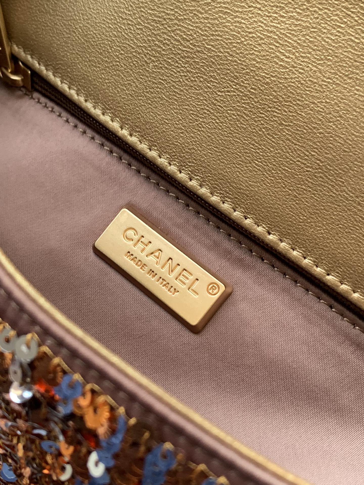 SAC À RABAT MINI 20 CM EN CUIR DE VEAU BEIGE À PAILLETTES BRONZE DORÉ