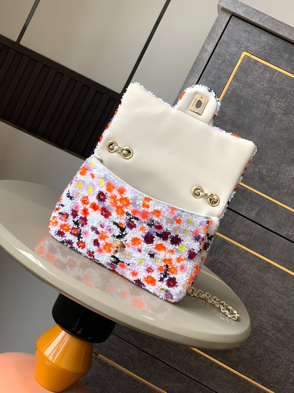 MINI SAC À RABAT 20CM BLANC ORANGE PAILLETTES