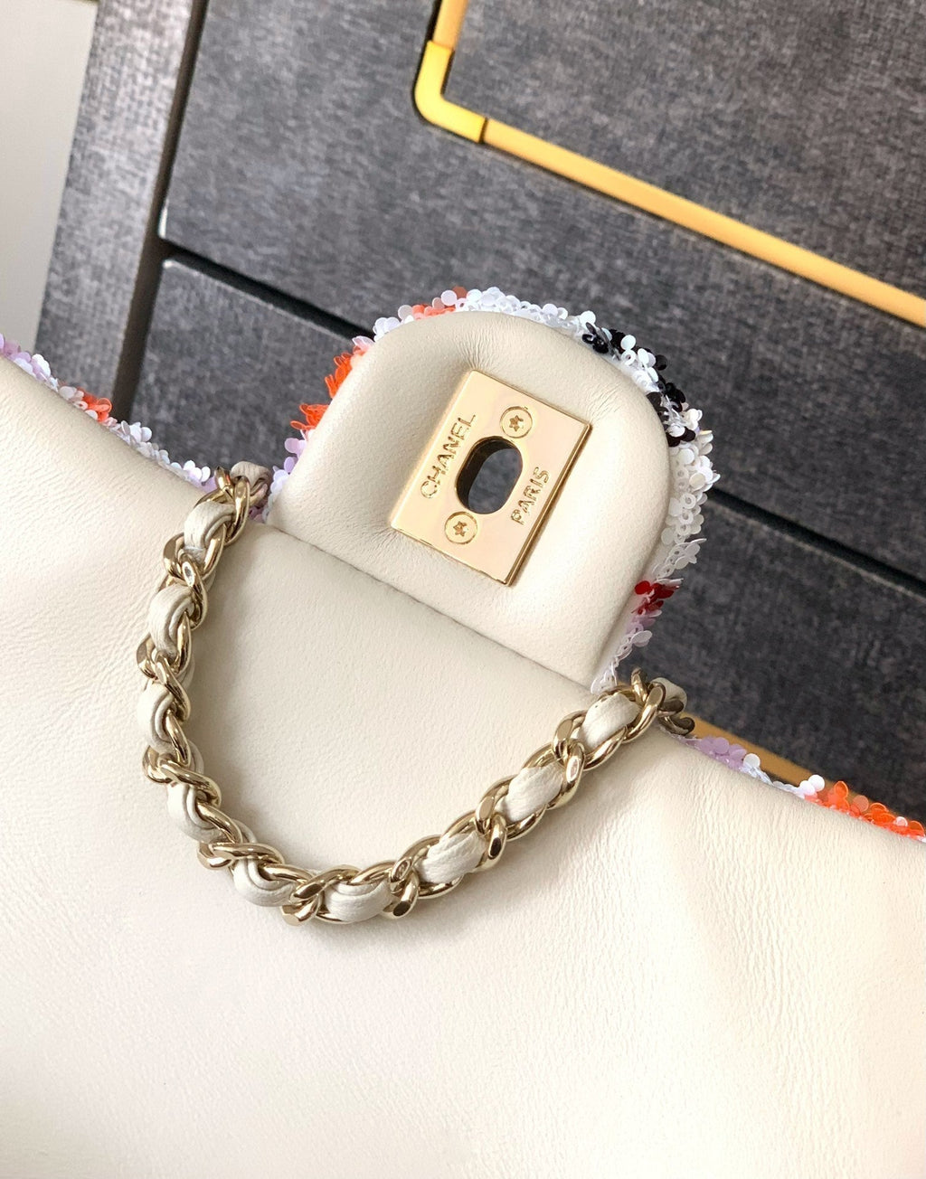 MINI SAC À RABAT 20CM BLANC ORANGE PAILLETTES