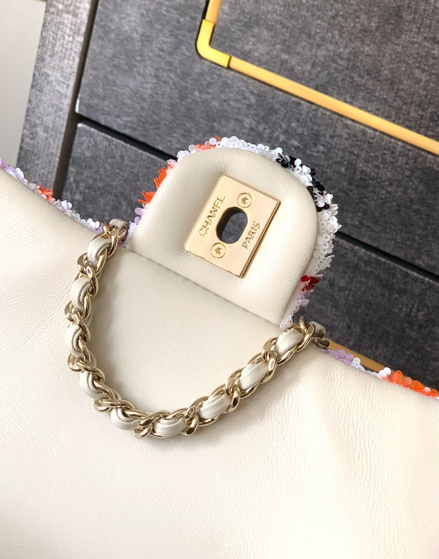 MINI SAC À RABAT 20CM BLANC ORANGE PAILLETTES