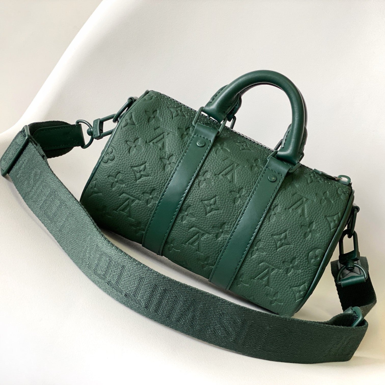 SAC KEEPALL BANDOULIÈRE 25 EN CUIR DE VEAU VERT FORÊT AVEC MONOGRAMME EMBOSSÉ