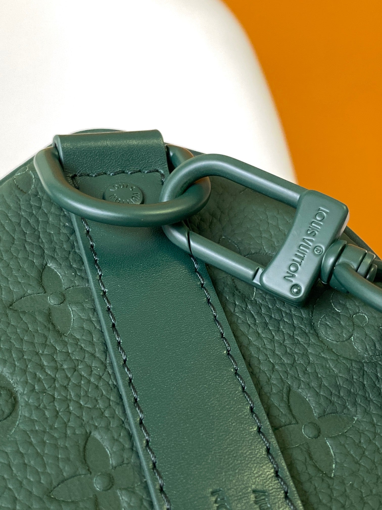 SAC KEEPALL BANDOULIÈRE 25 EN CUIR DE VEAU VERT FORÊT AVEC MONOGRAMME EMBOSSÉ