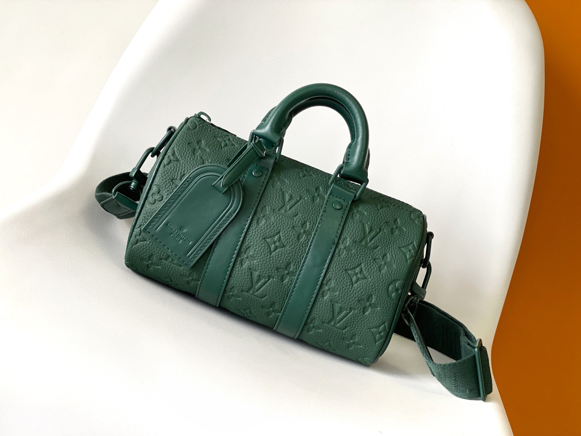 SAC KEEPALL BANDOULIÈRE 25 EN CUIR DE VEAU VERT FORÊT AVEC MONOGRAMME EMBOSSÉ