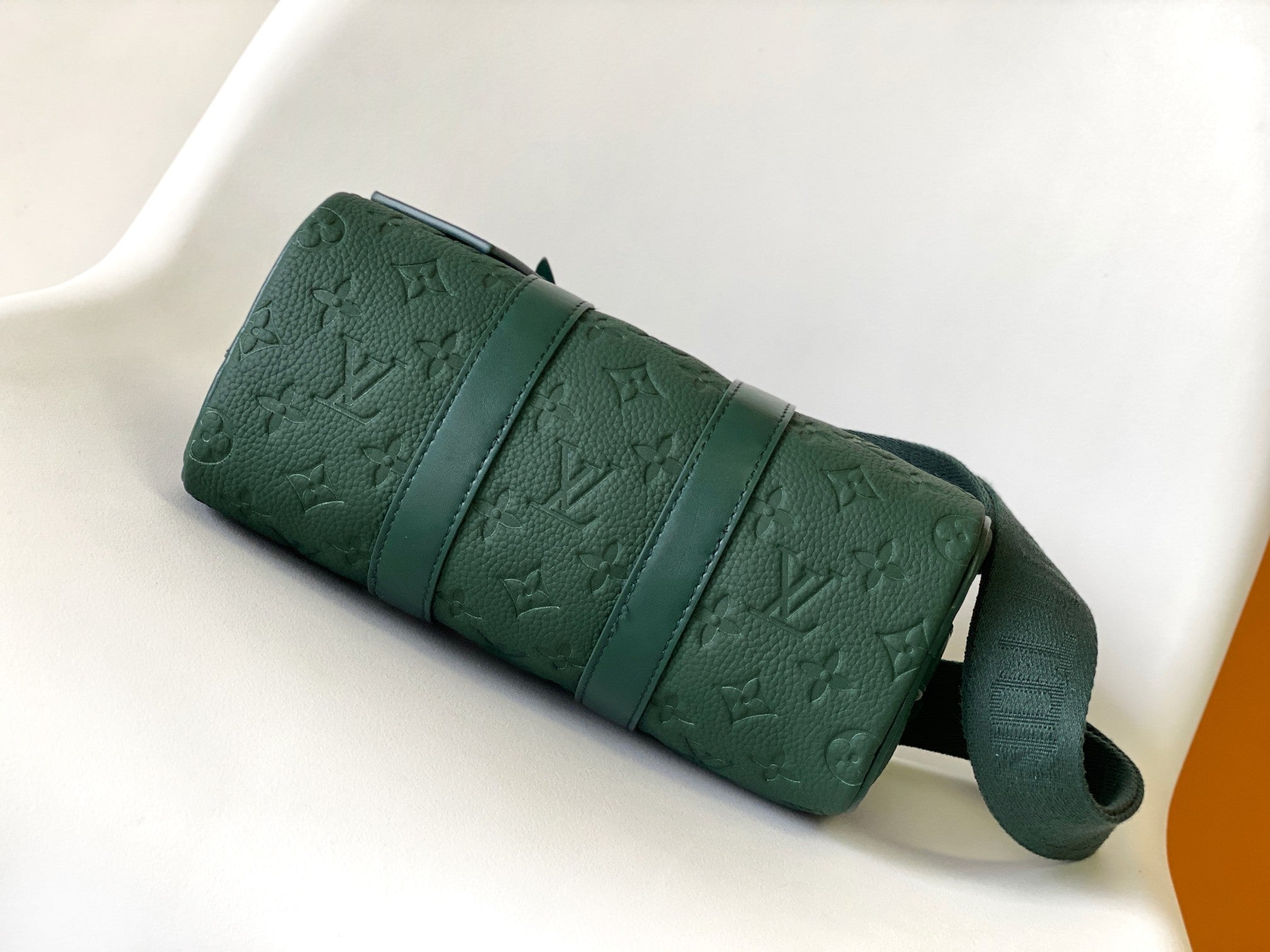 SAC KEEPALL BANDOULIÈRE 25 EN CUIR DE VEAU VERT FORÊT AVEC MONOGRAMME EMBOSSÉ