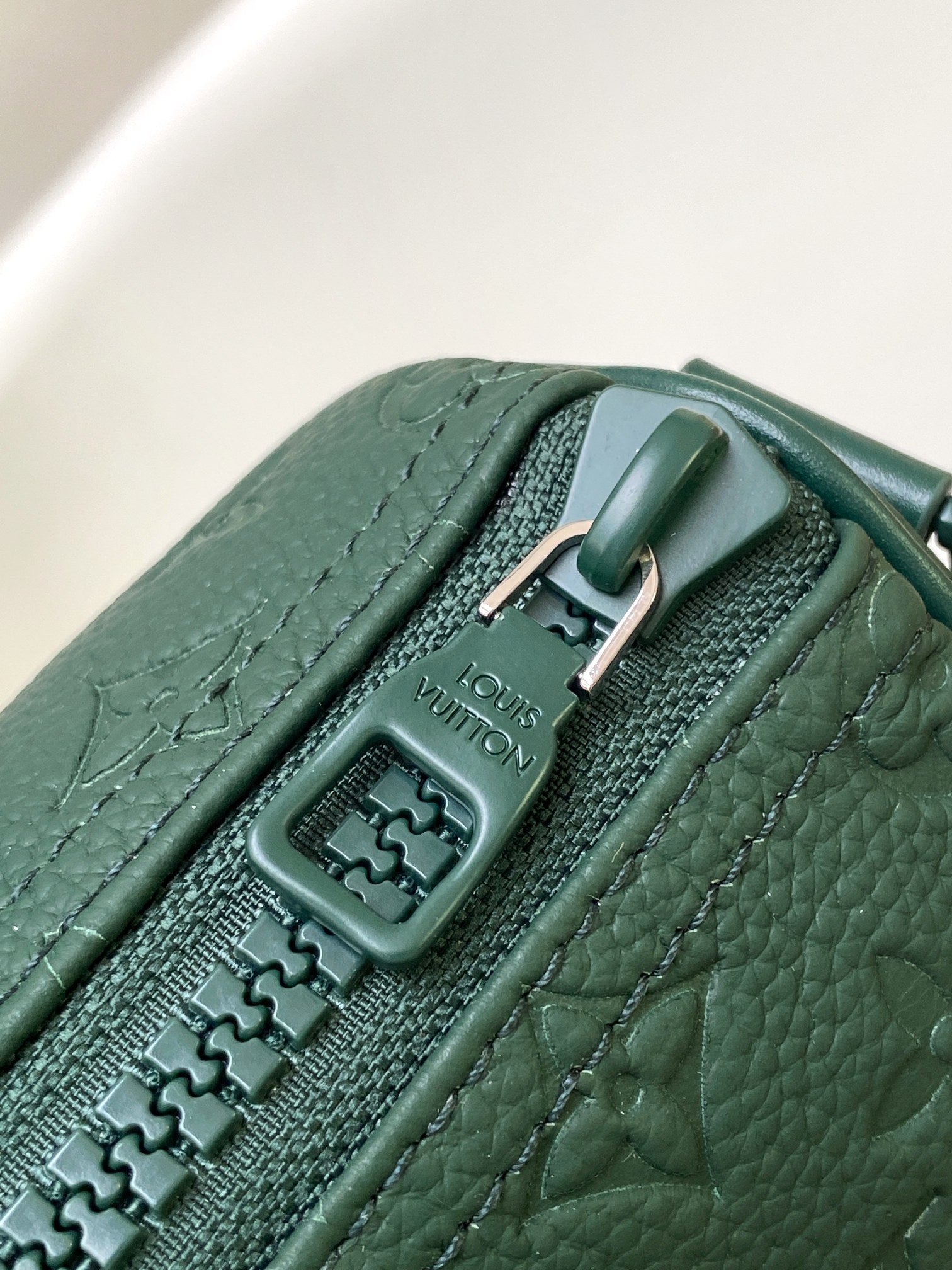 SAC KEEPALL BANDOULIÈRE 25 EN CUIR DE VEAU VERT FORÊT AVEC MONOGRAMME EMBOSSÉ