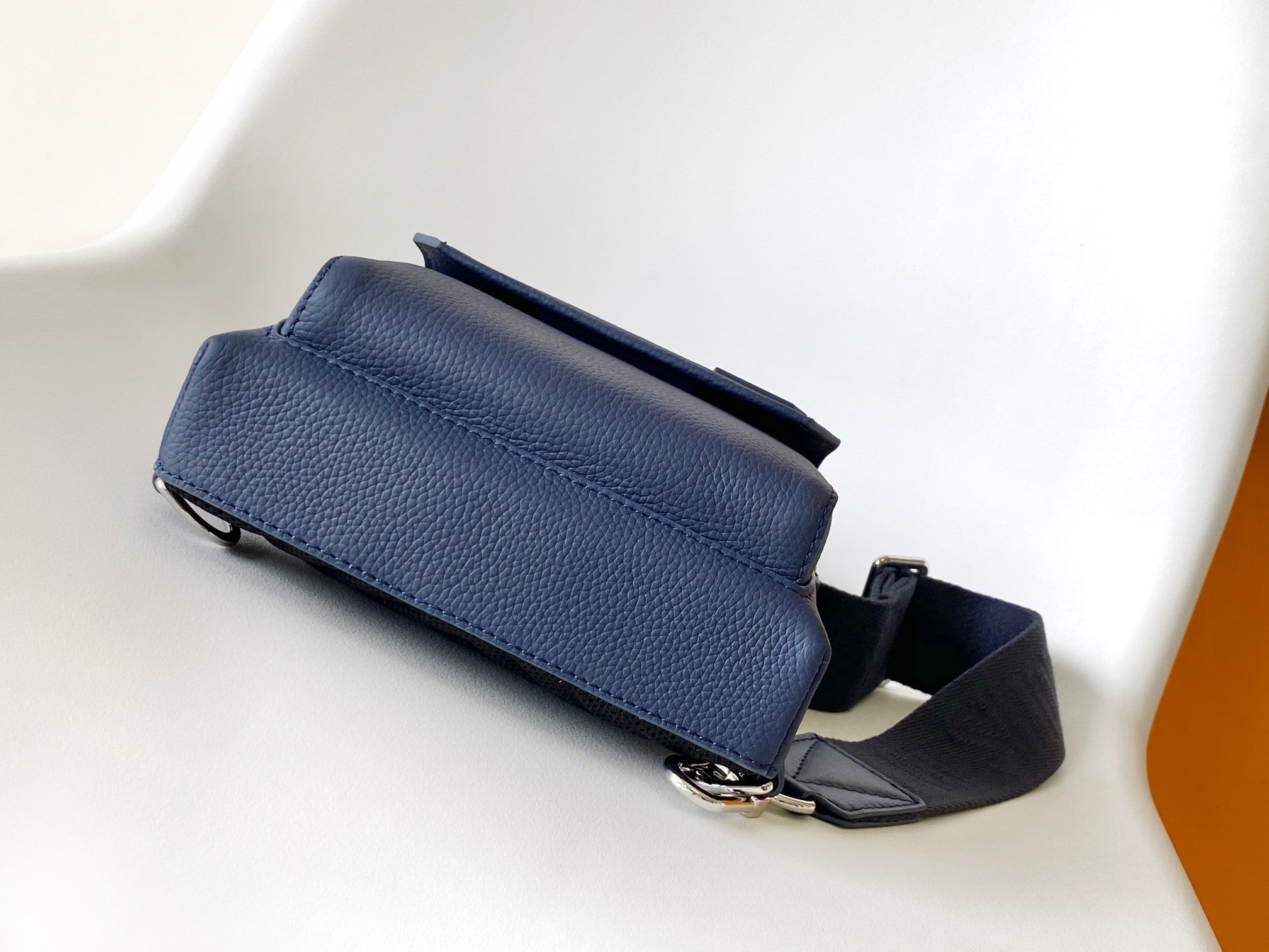 SAC À BANDOULIÈRE PILOT 30 EN CUIR DE VEAU BLEU MARINE