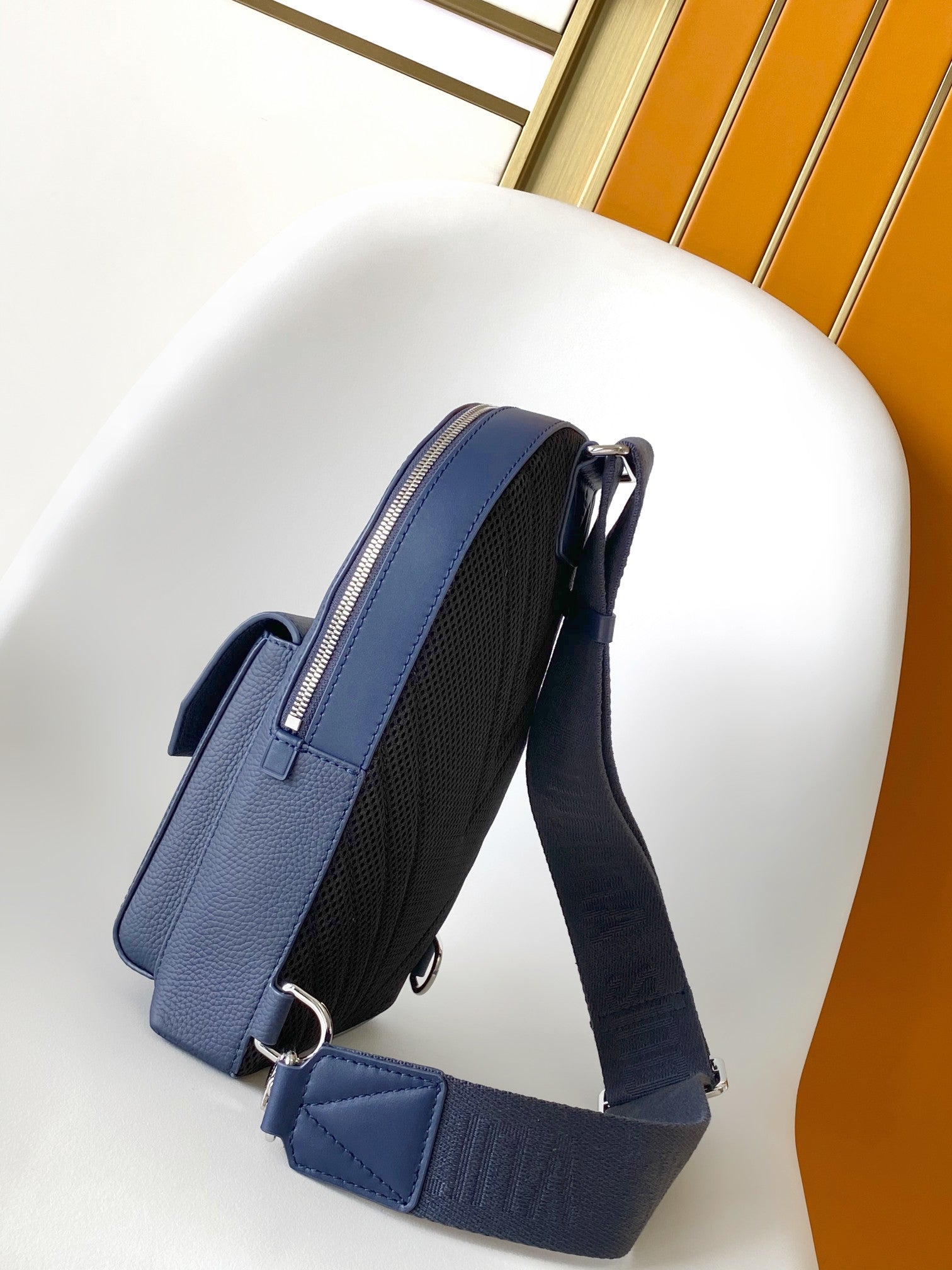 SAC À BANDOULIÈRE PILOT 30 EN CUIR DE VEAU BLEU MARINE