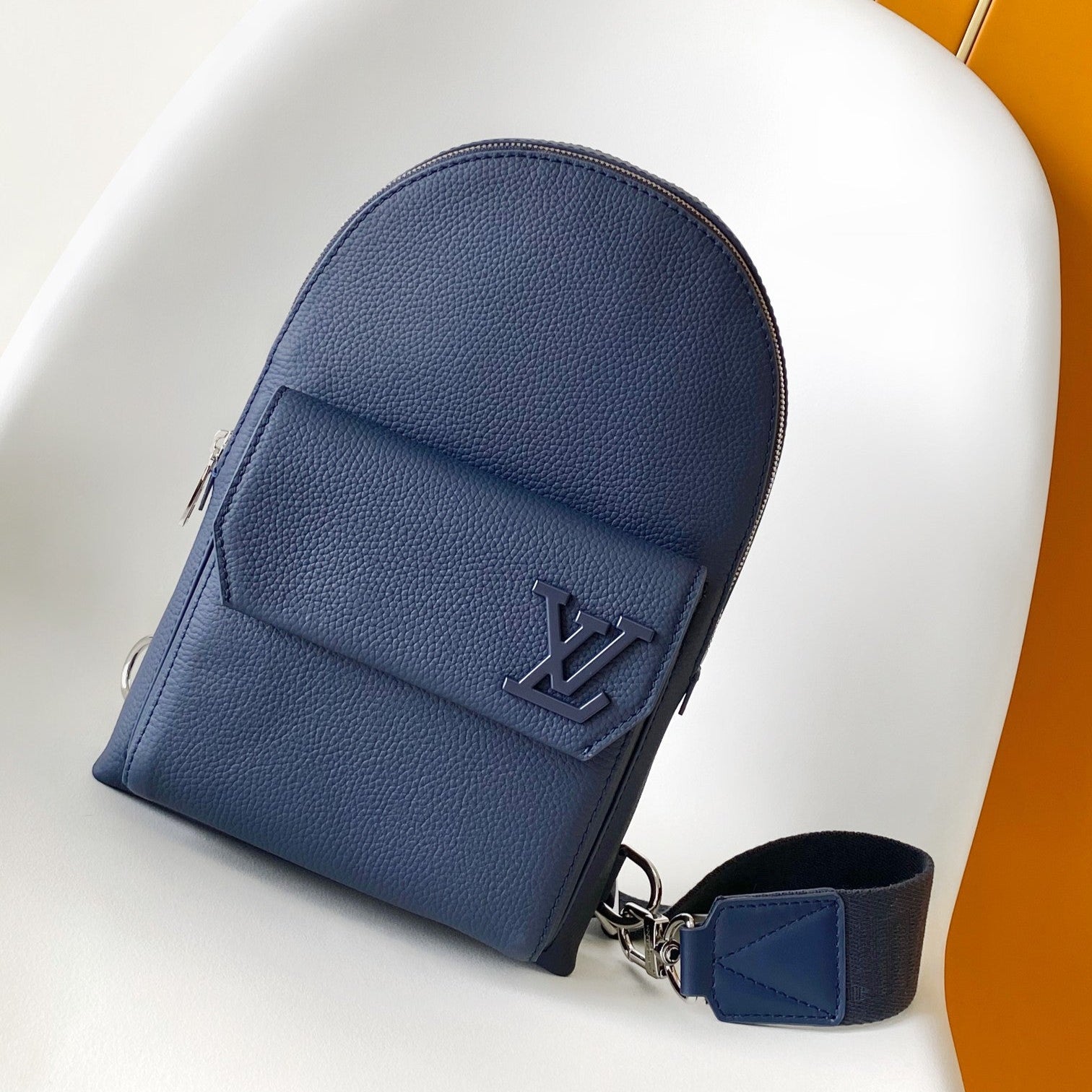 SAC À BANDOULIÈRE PILOT 30 EN CUIR DE VEAU BLEU MARINE