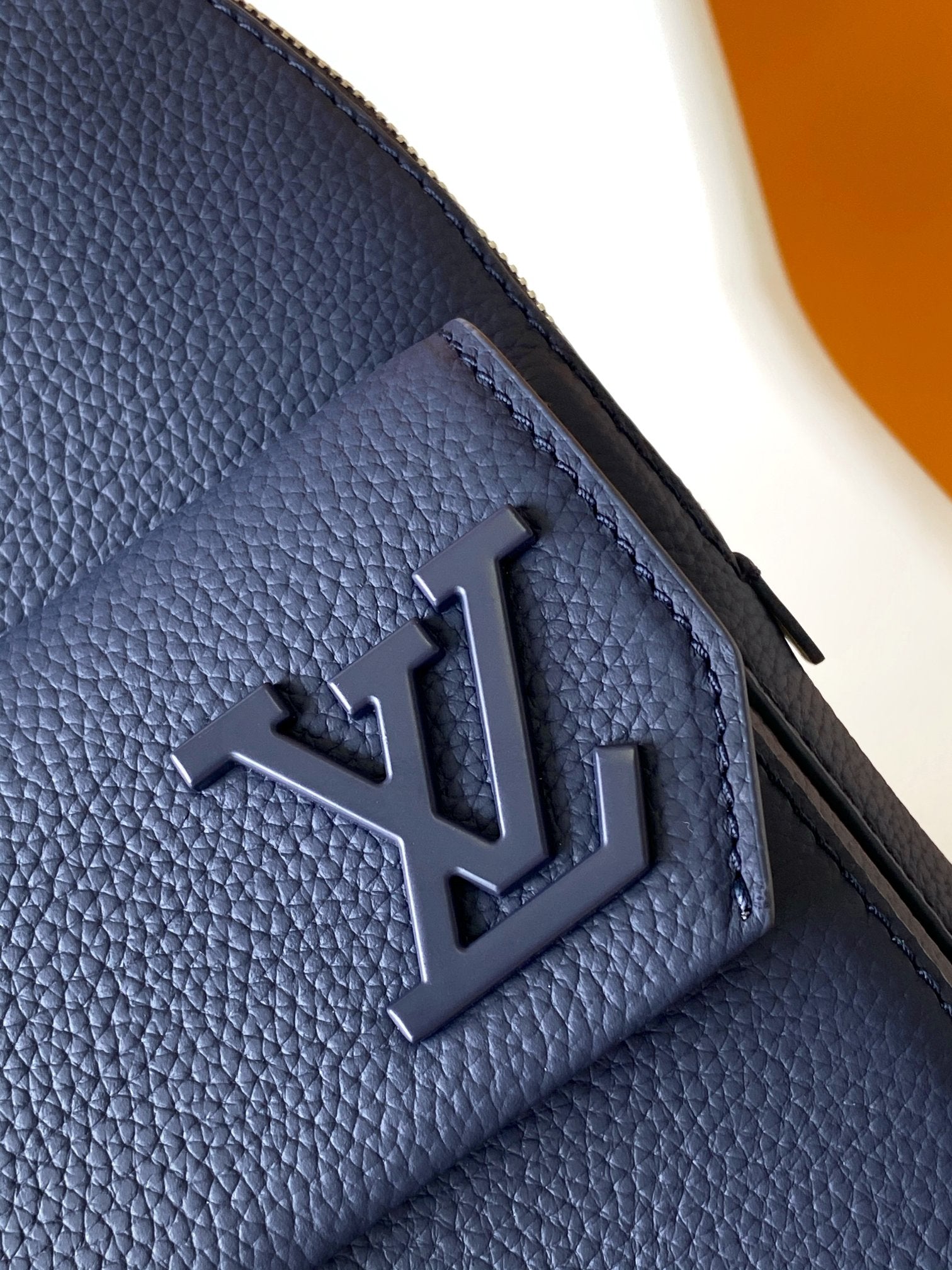 SAC À BANDOULIÈRE PILOT 30 EN CUIR DE VEAU BLEU MARINE