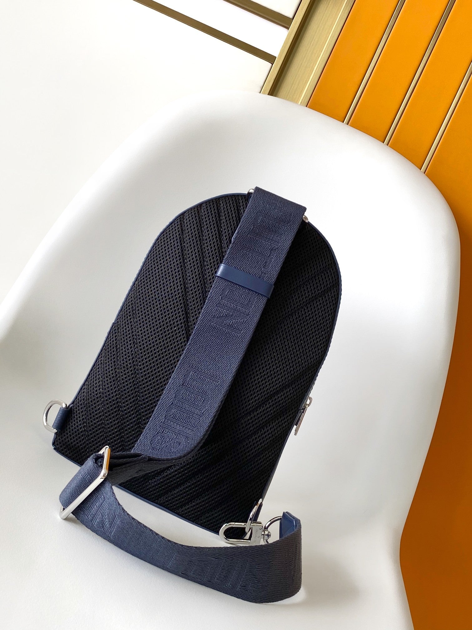 SAC À BANDOULIÈRE PILOT 30 EN CUIR DE VEAU BLEU MARINE