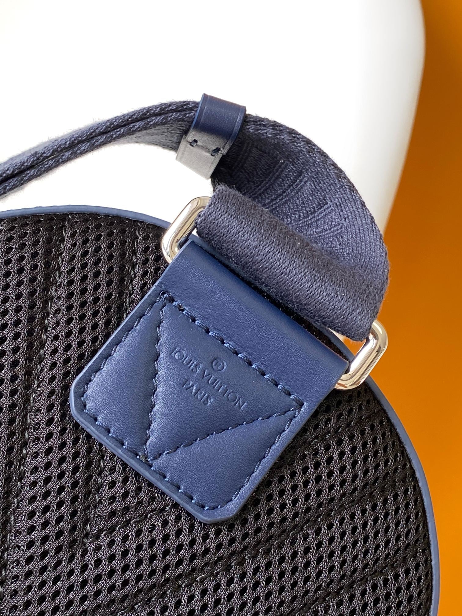 SAC À BANDOULIÈRE PILOT 30 EN CUIR DE VEAU BLEU MARINE