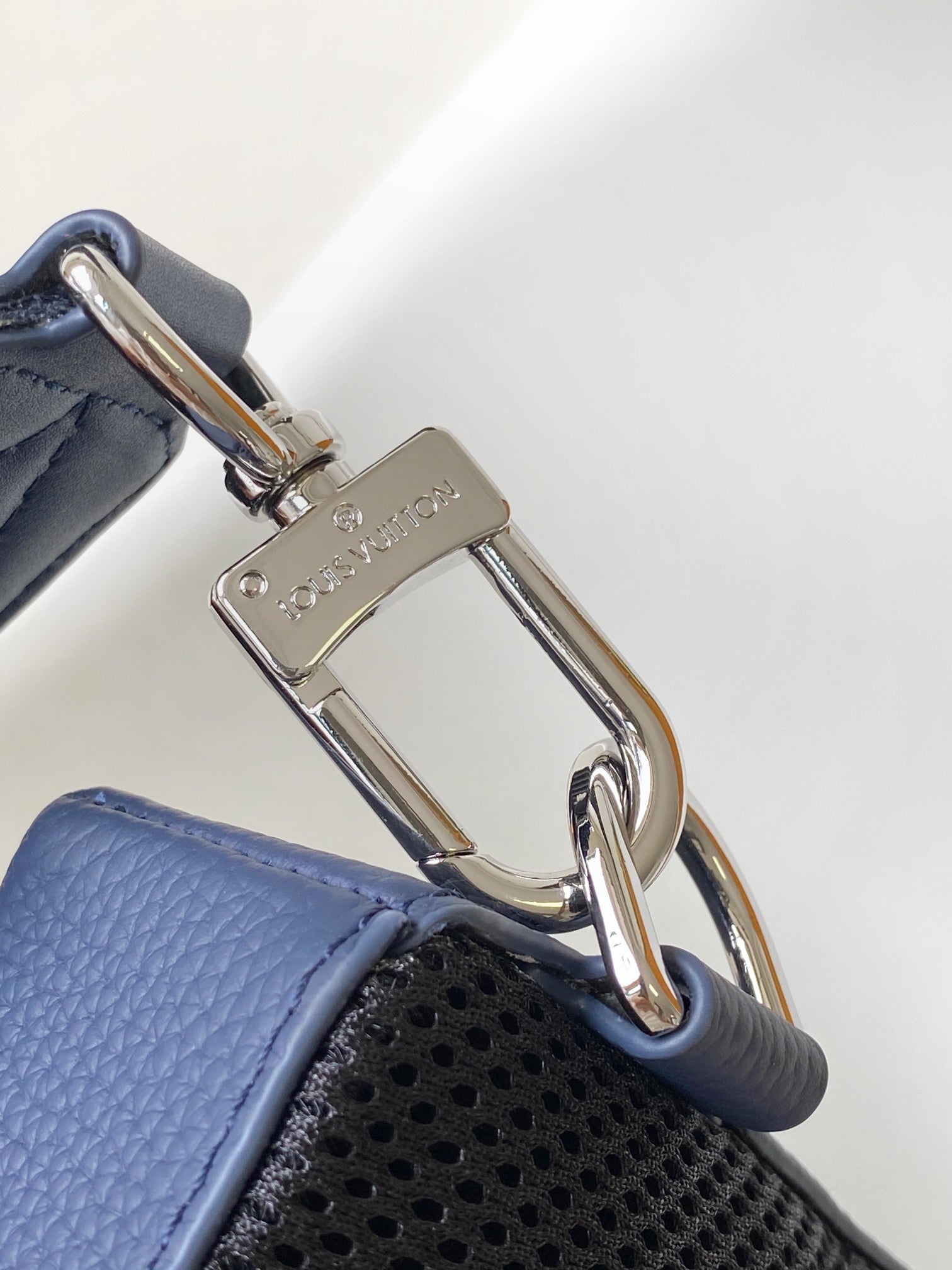 SAC À BANDOULIÈRE PILOT 30 EN CUIR DE VEAU BLEU MARINE
