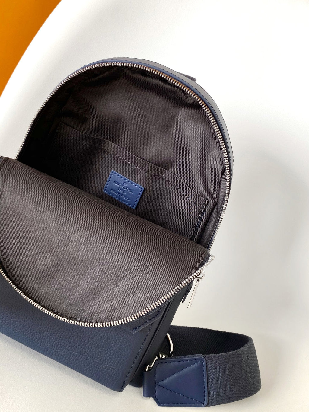 SAC À BANDOULIÈRE PILOT 30 EN CUIR DE VEAU BLEU MARINE