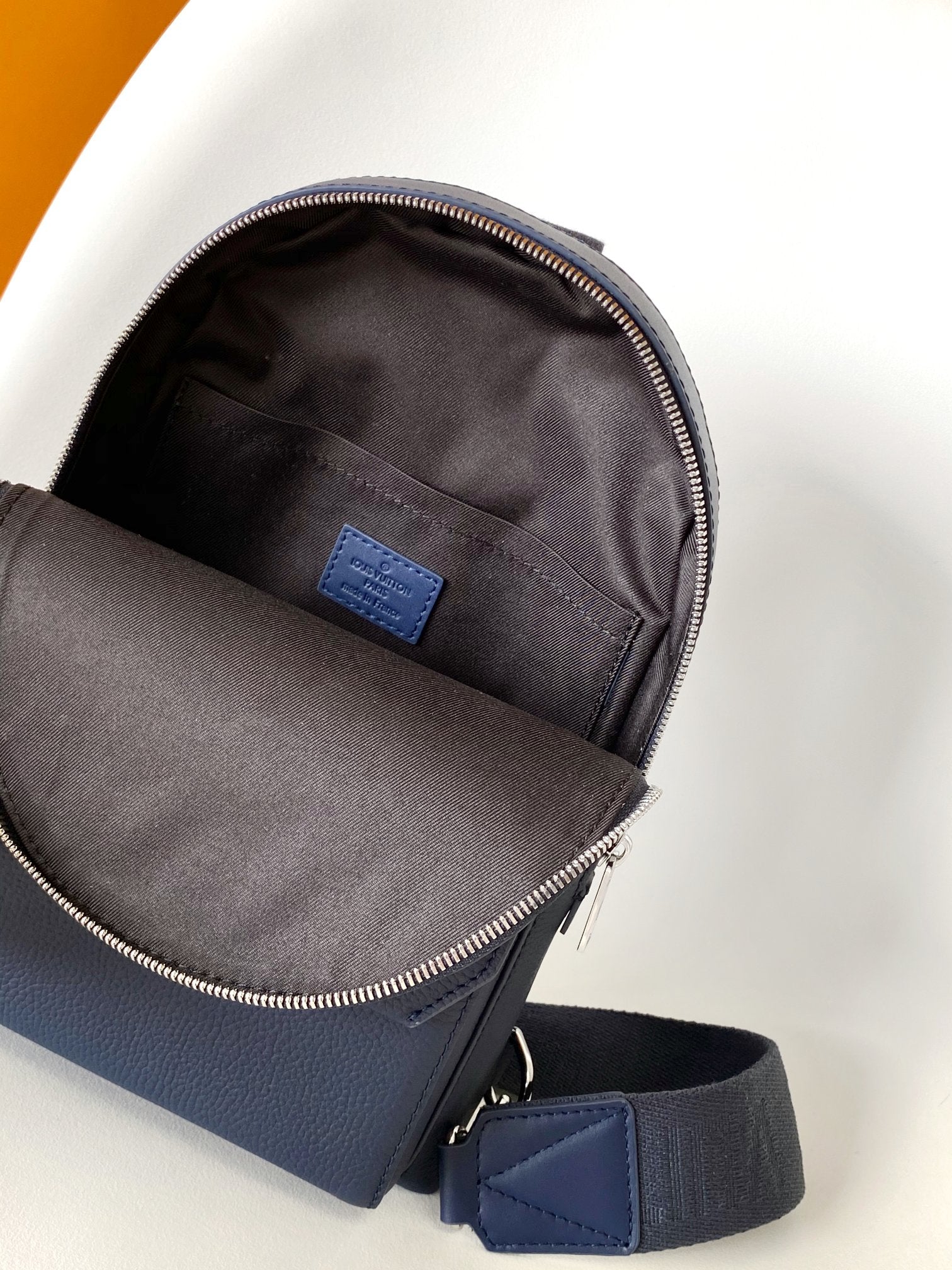SAC À BANDOULIÈRE PILOT 30 EN CUIR DE VEAU BLEU MARINE