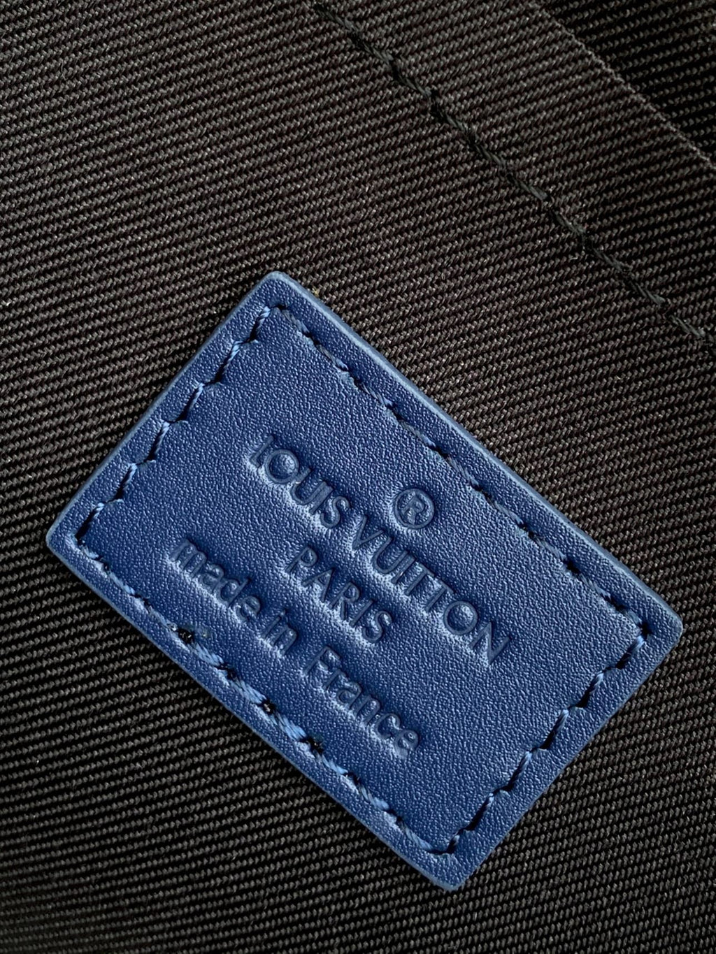 SAC À BANDOULIÈRE PILOT 30 EN CUIR DE VEAU BLEU MARINE