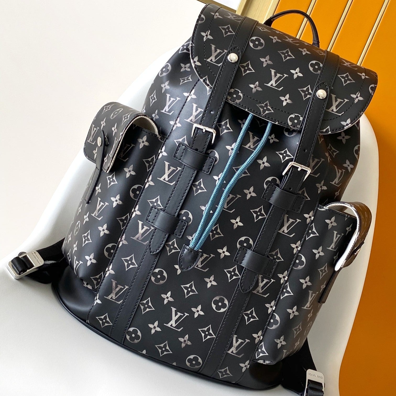 SAC À DOS CHRISTOPHER 48 EN CUIR DE VEAU MONOGRAMME NOIR ET BLANC