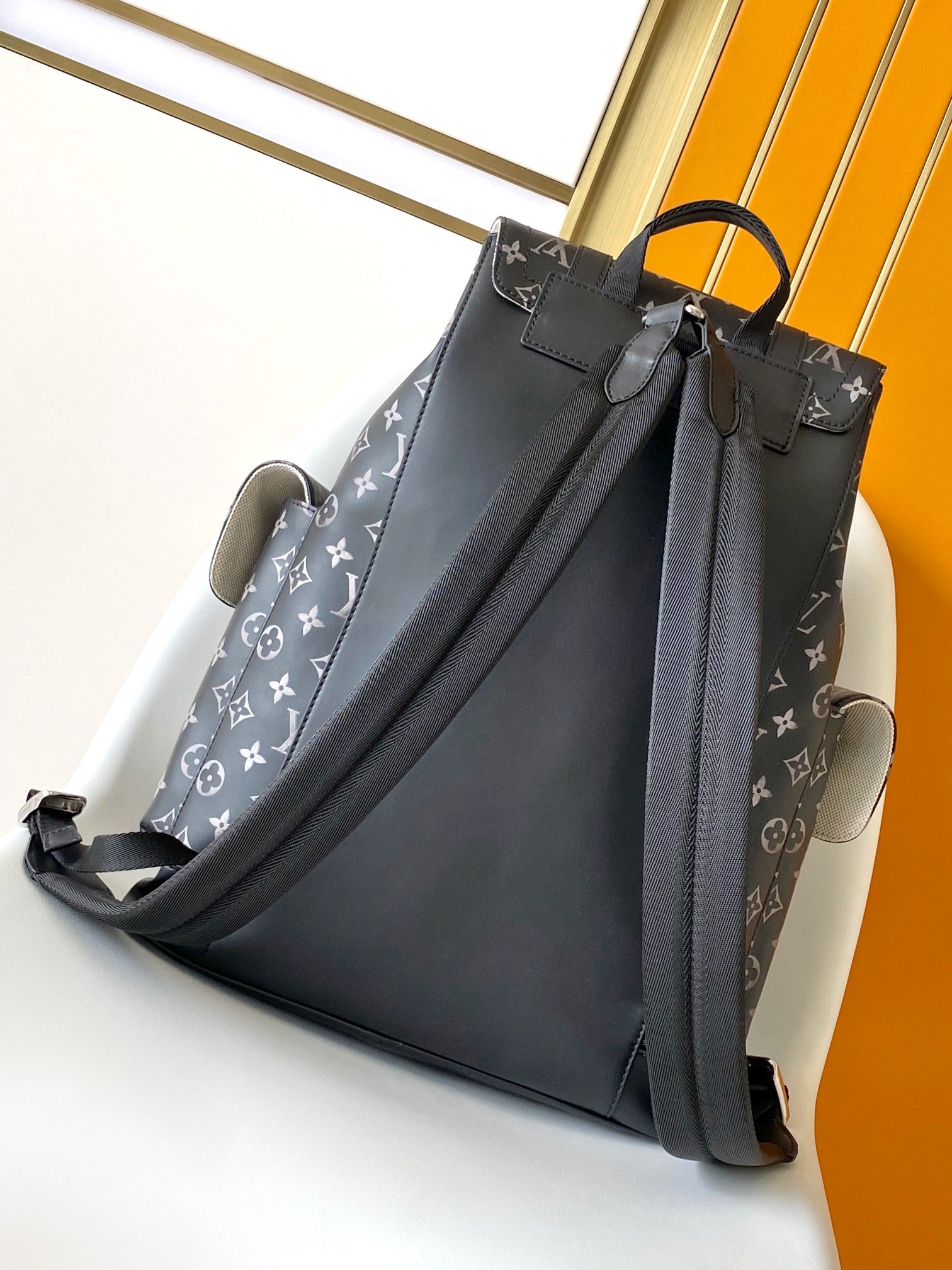 SAC À DOS CHRISTOPHER 48 EN CUIR DE VEAU MONOGRAMME NOIR ET BLANC