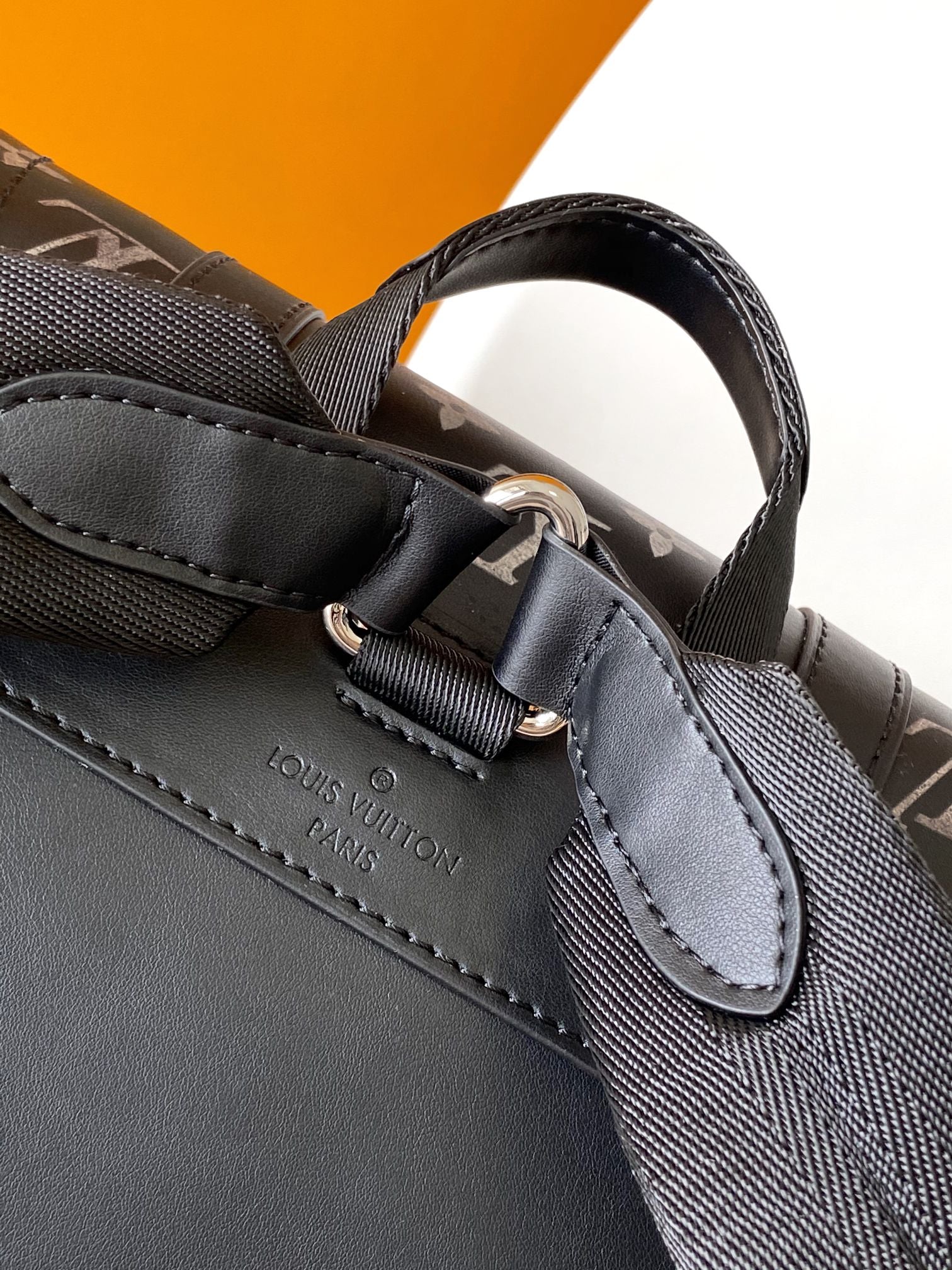 SAC À DOS CHRISTOPHER 48 EN CUIR DE VEAU MONOGRAMME NOIR ET BLANC