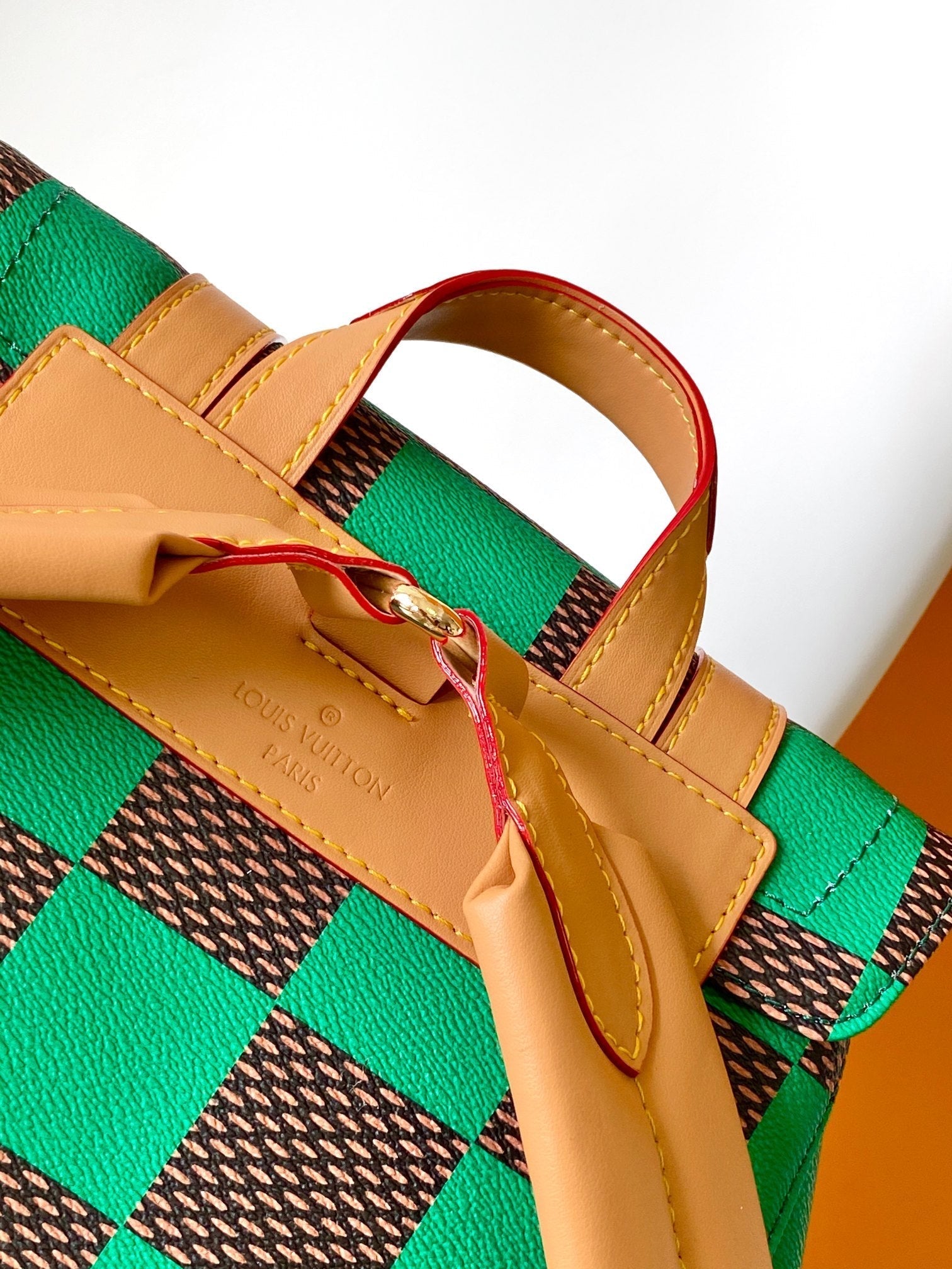 SAC À DOS CHRISTOPHER 47 EN TOILE ENDUITE DAMIER POP MARRON VERT