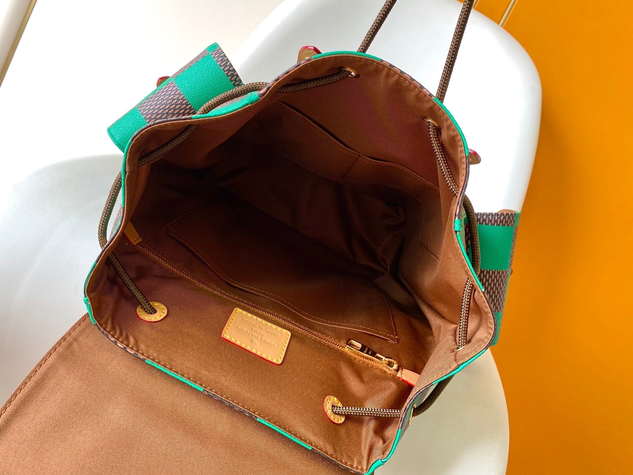 SAC À DOS CHRISTOPHER 47 EN TOILE ENDUITE DAMIER POP MARRON VERT