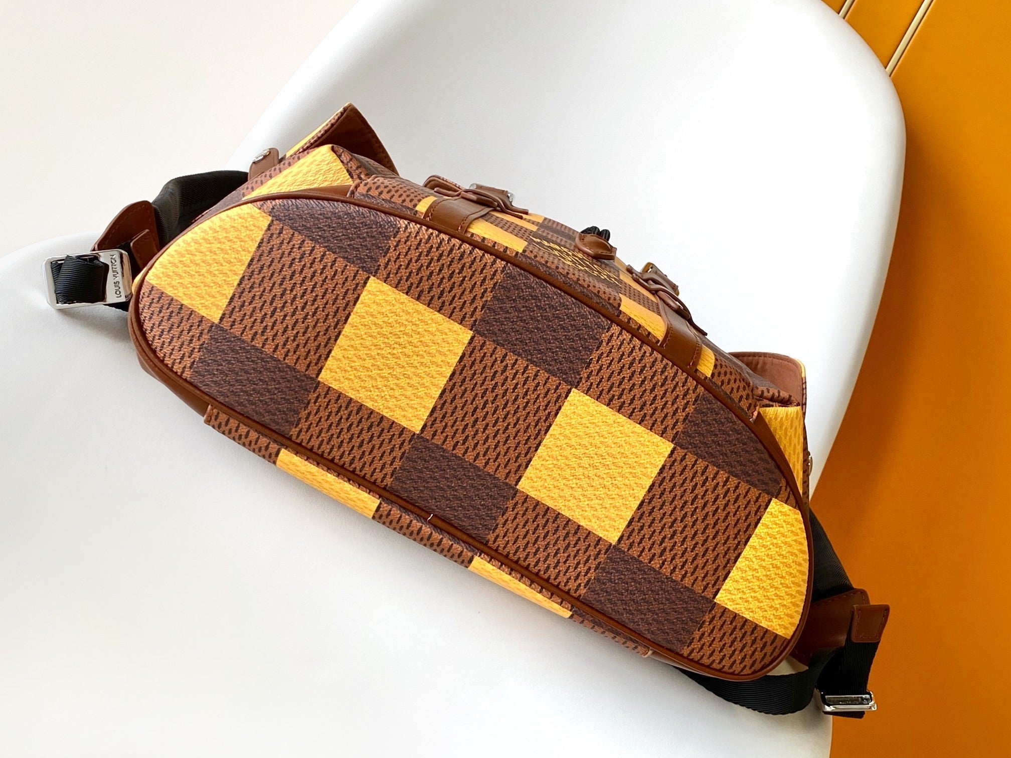 SAC À DOS CHRISTOPHER 48 EN TOILE DAMIER MARRON JAUNE