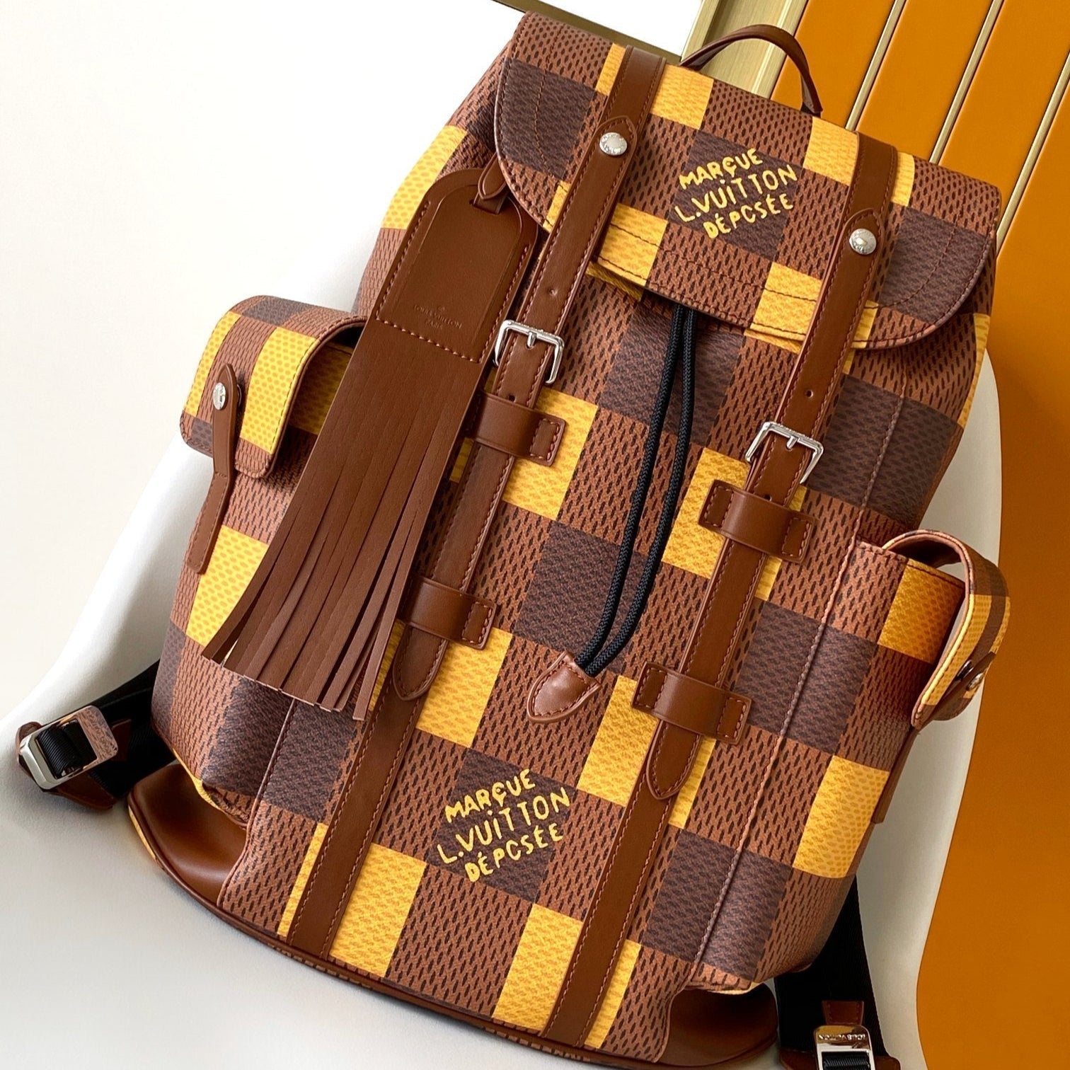 SAC À DOS CHRISTOPHER 48 EN TOILE DAMIER MARRON JAUNE