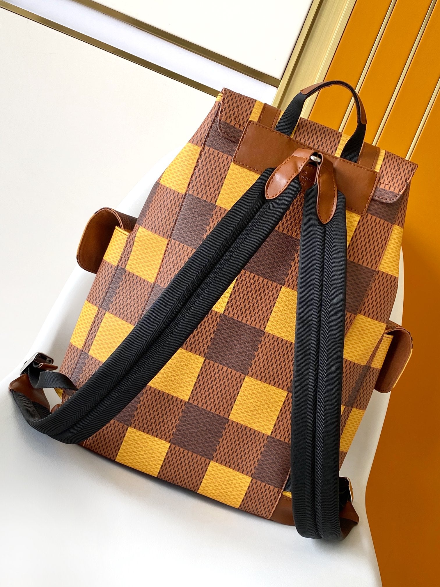 SAC À DOS CHRISTOPHER 48 EN TOILE DAMIER MARRON JAUNE
