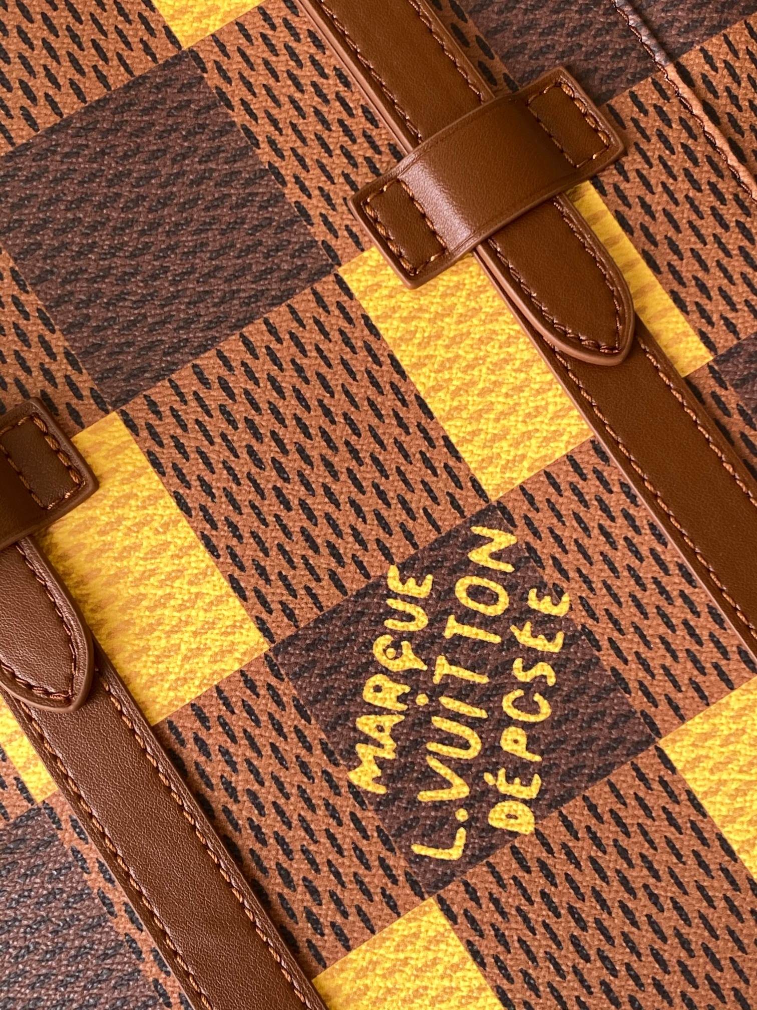 SAC À DOS CHRISTOPHER 48 EN TOILE DAMIER MARRON JAUNE