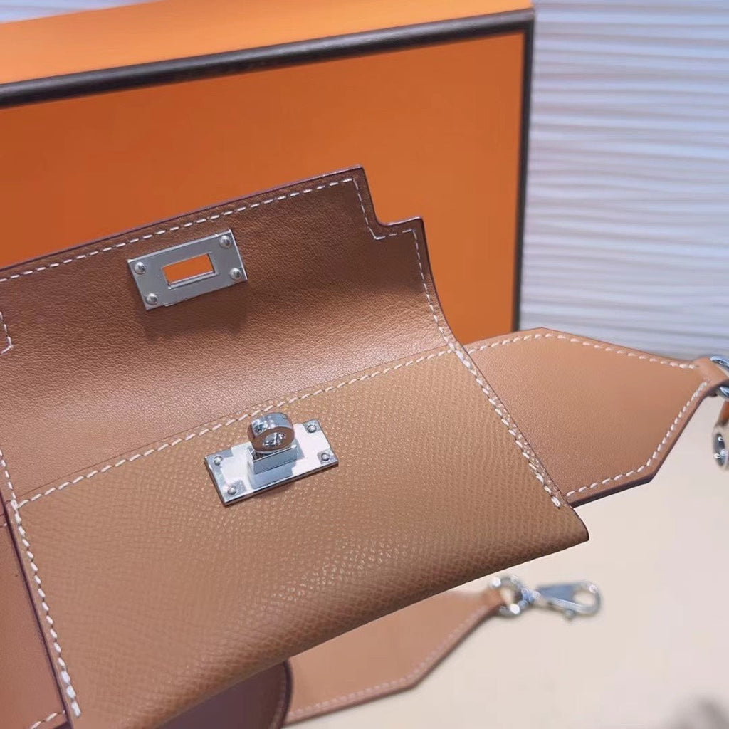 Bandoulière Kelly Pocket 50 mm en EPSOM marron et matériel argenté 