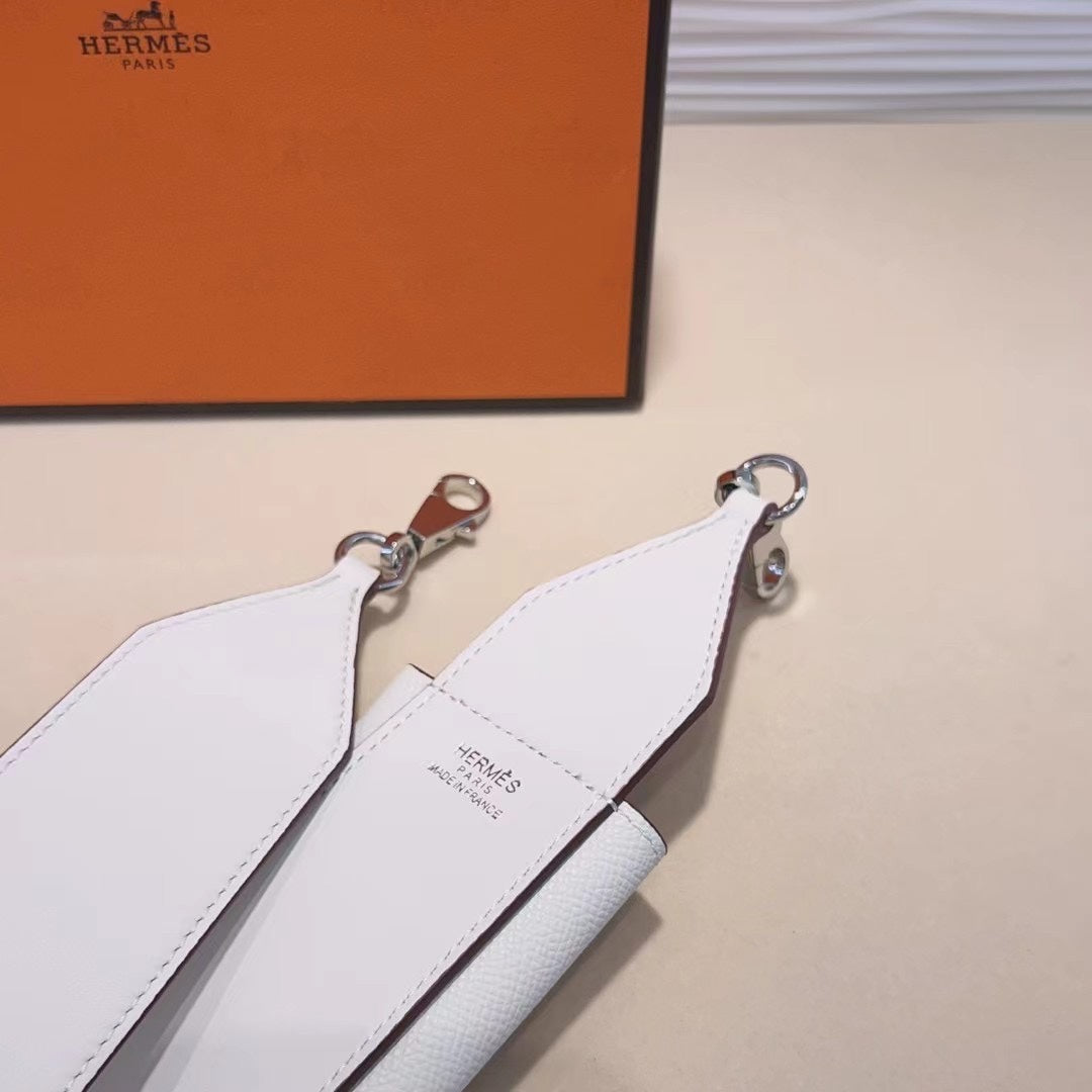 Bandoulière Kelly Pocket 50 mm en EPSOM blanc et matériel argenté 