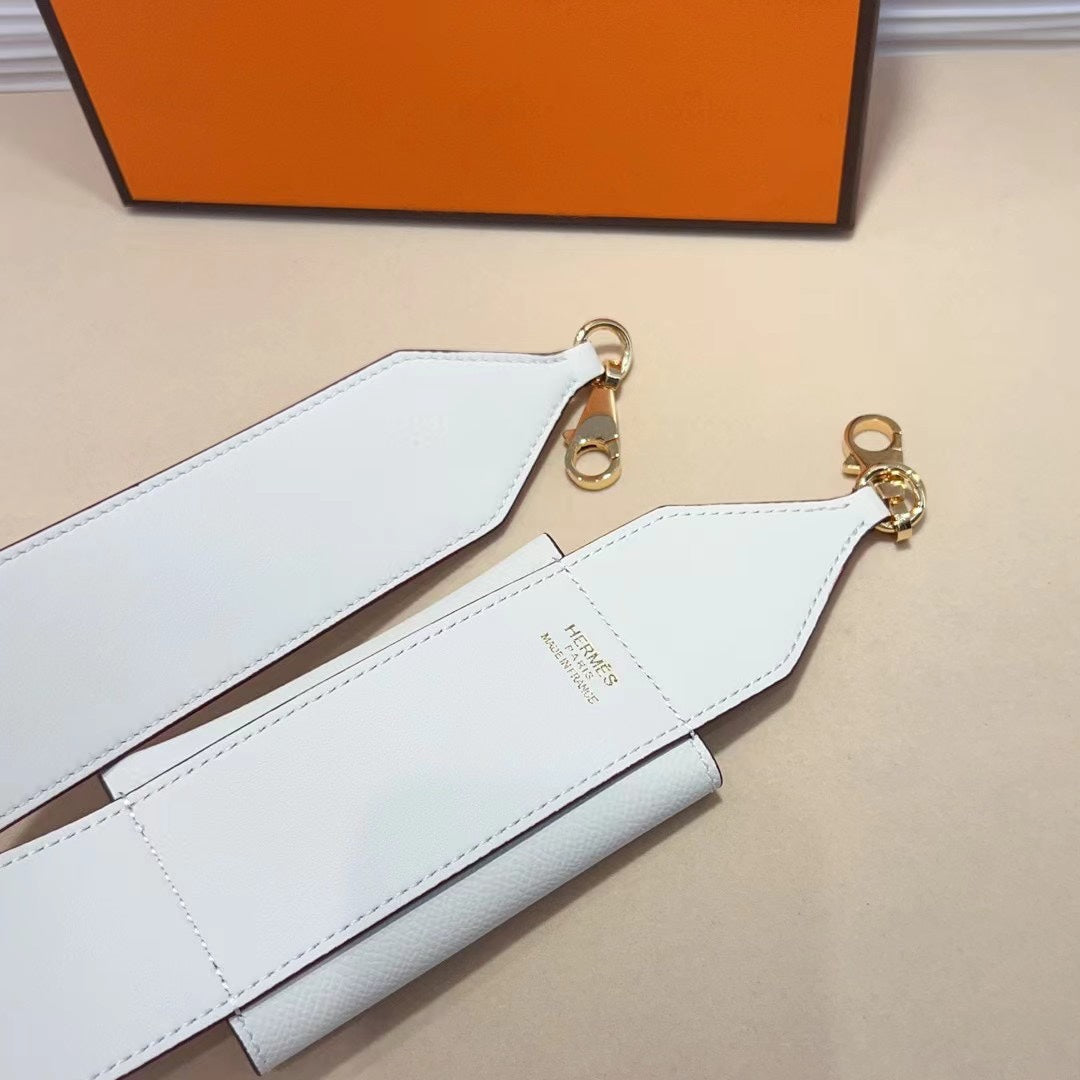 Bandoulière Kelly Pocket 50 mm en EPSOM blanc et matériel doré 