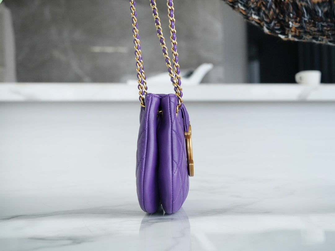 SAC HOBO 21 AVEC GRAND LOGO EN CUIR D'AGNEAU VIOLET QUINCAILLERIE DORÉ 