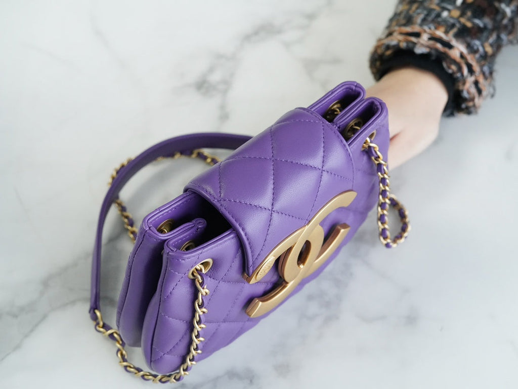 SAC HOBO 21 AVEC GRAND LOGO EN CUIR D'AGNEAU VIOLET QUINCAILLERIE DORÉ 