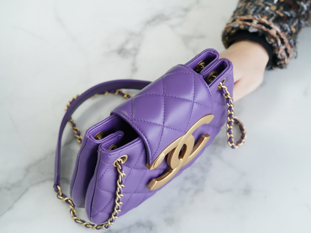 SAC HOBO 21 AVEC GRAND LOGO EN CUIR D'AGNEAU VIOLET QUINCAILLERIE DORÉ 