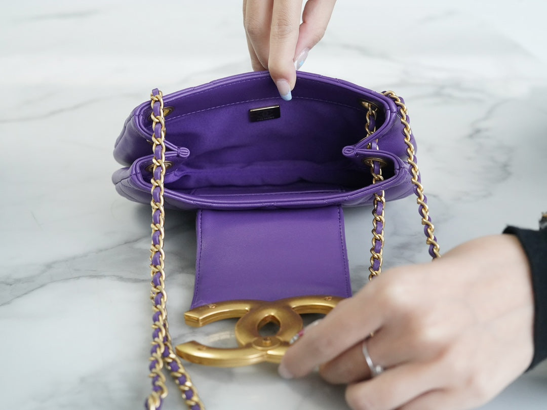 SAC HOBO 21 AVEC GRAND LOGO EN CUIR D'AGNEAU VIOLET QUINCAILLERIE DORÉ 