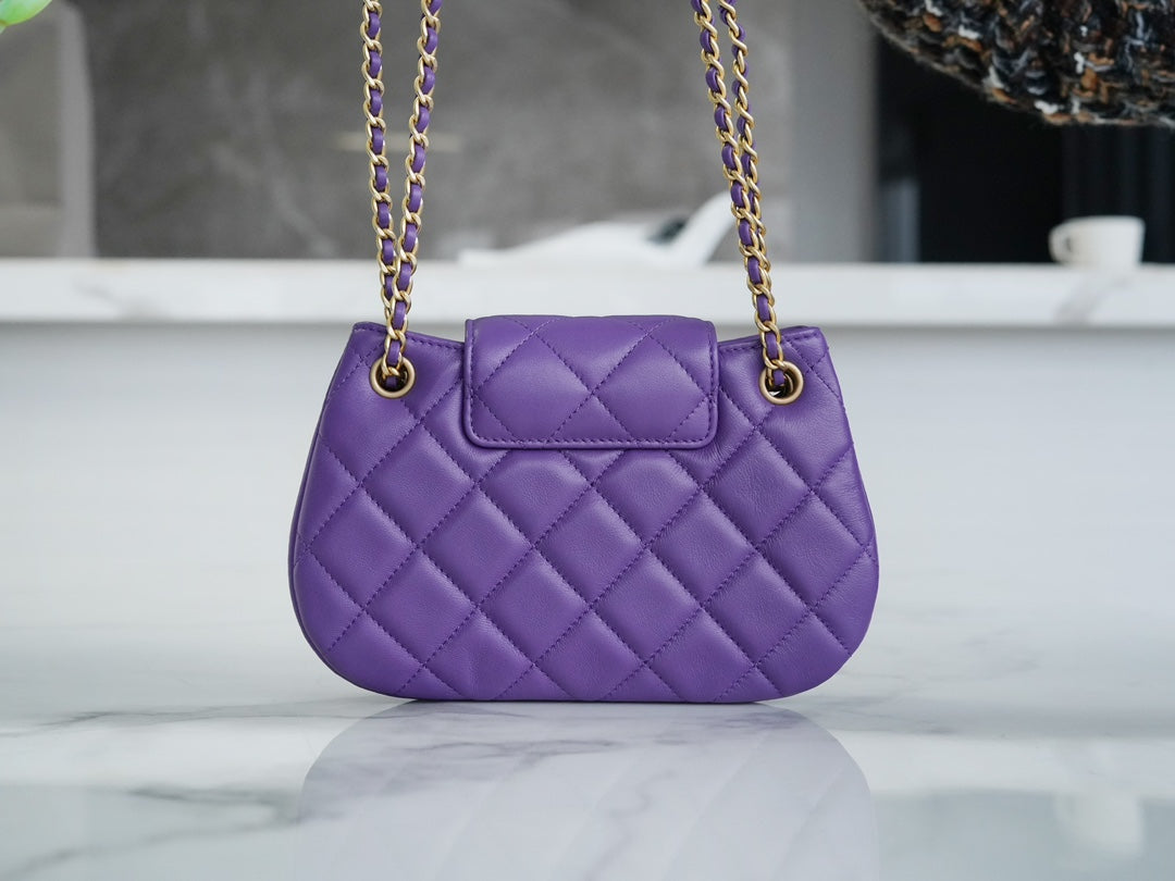 SAC HOBO 21 AVEC GRAND LOGO EN CUIR D'AGNEAU VIOLET QUINCAILLERIE DORÉ 