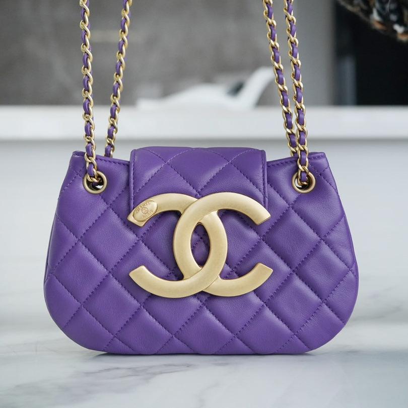 SAC HOBO 21 AVEC GRAND LOGO EN CUIR D'AGNEAU VIOLET QUINCAILLERIE DORÉ 