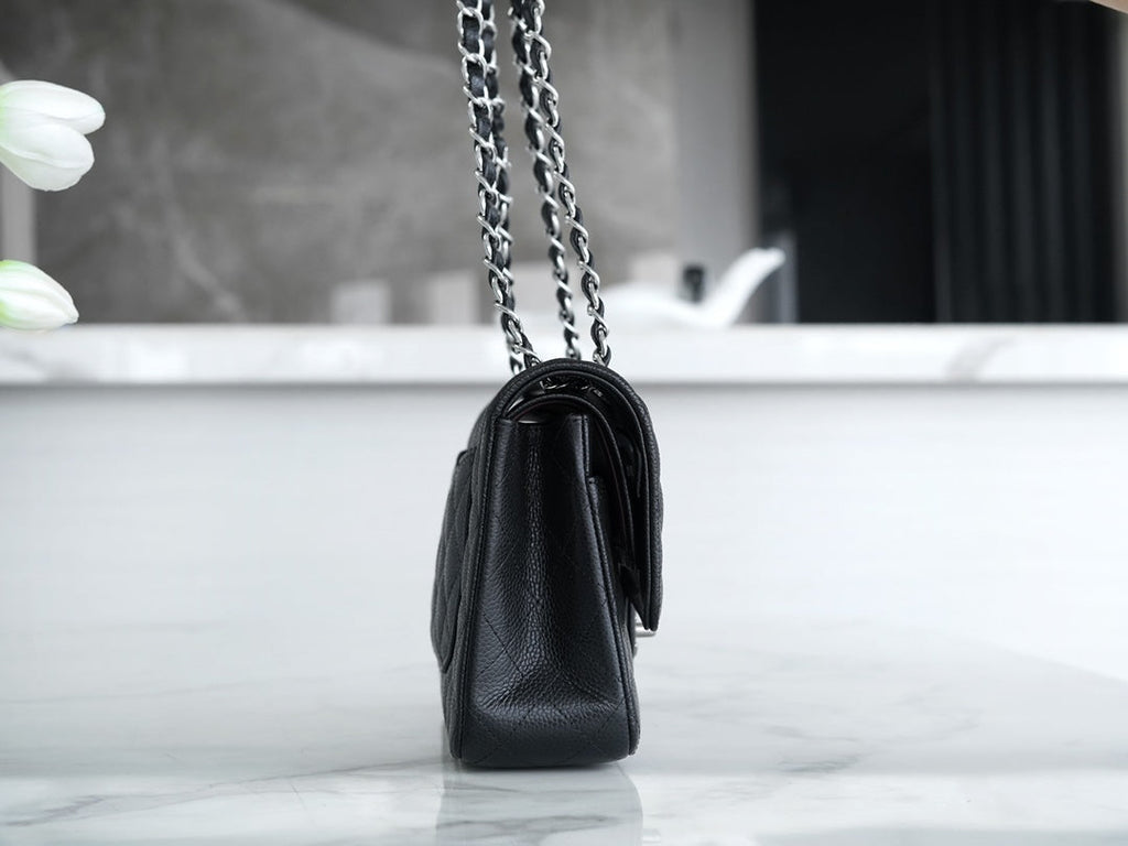CLASSIC FLAP 25 BLACK CAVIAR QUINCAILLERIE ARGENTÉE 