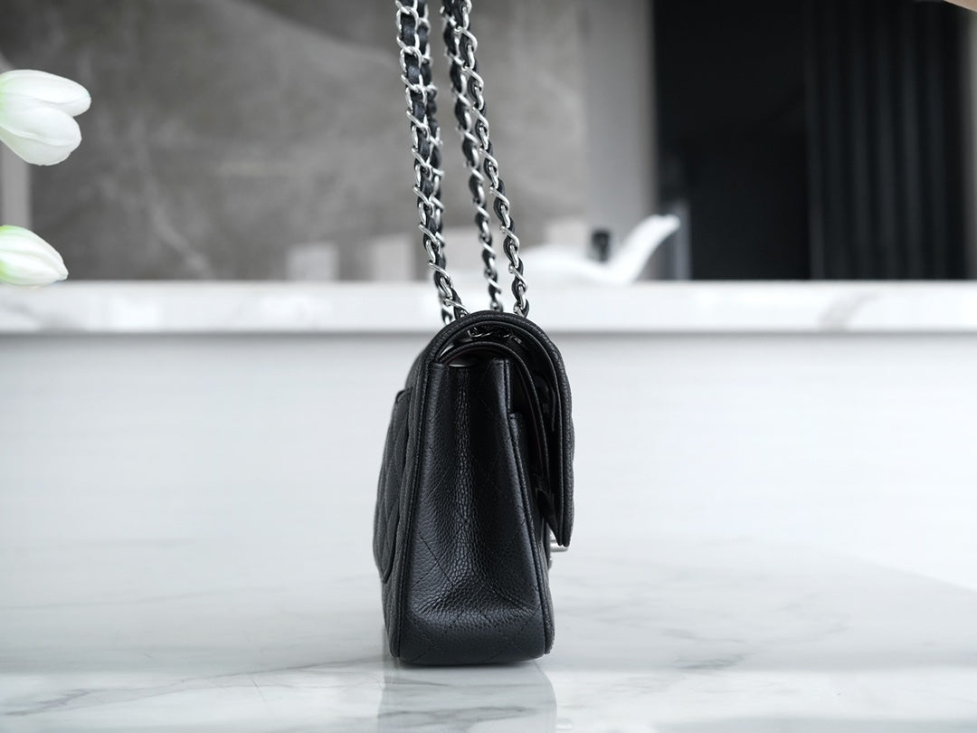 CLASSIC FLAP 25 BLACK CAVIAR QUINCAILLERIE ARGENTÉE 