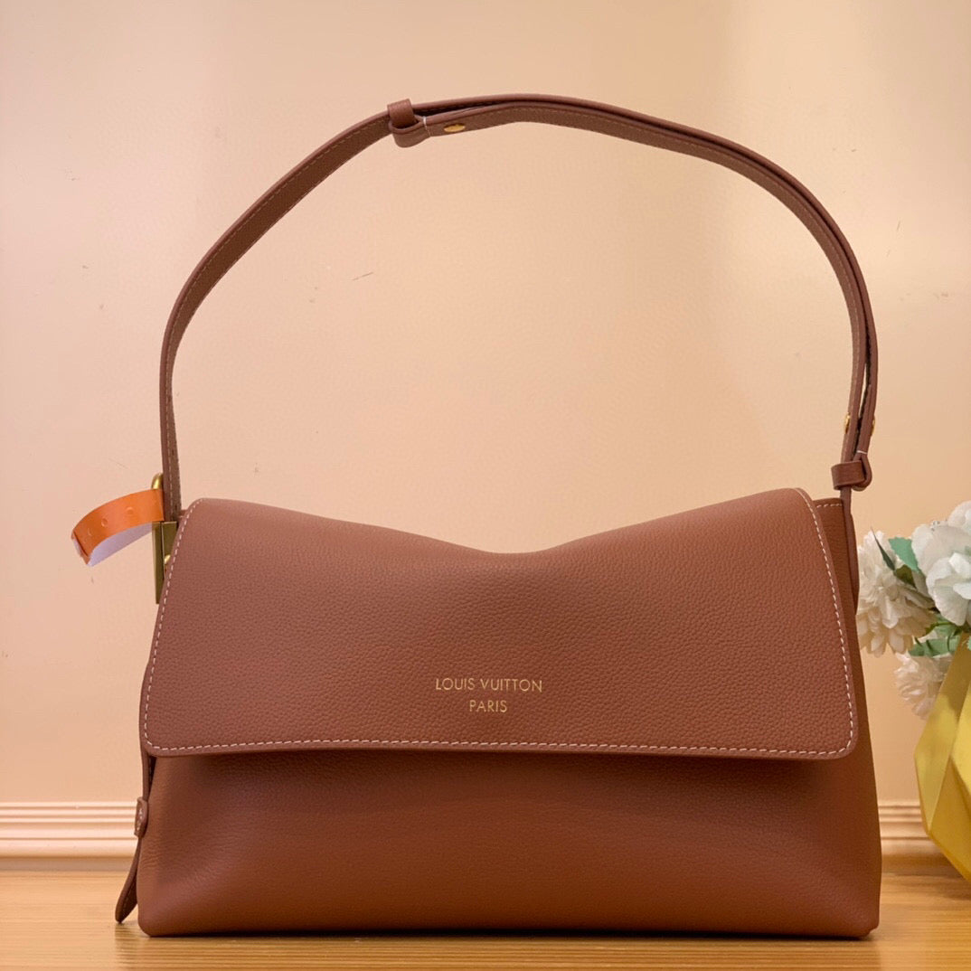 Sac messager LV Low Key en cuir de veau cognac 205007