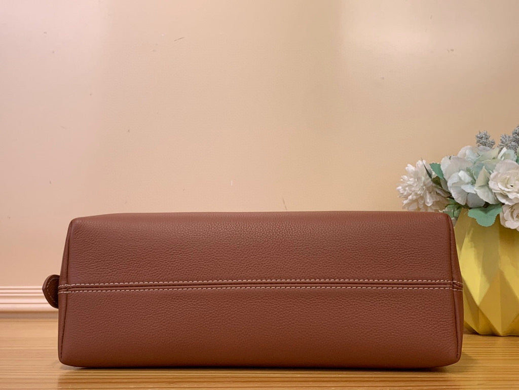 Sac messager LV Low Key en cuir de veau cognac 205007