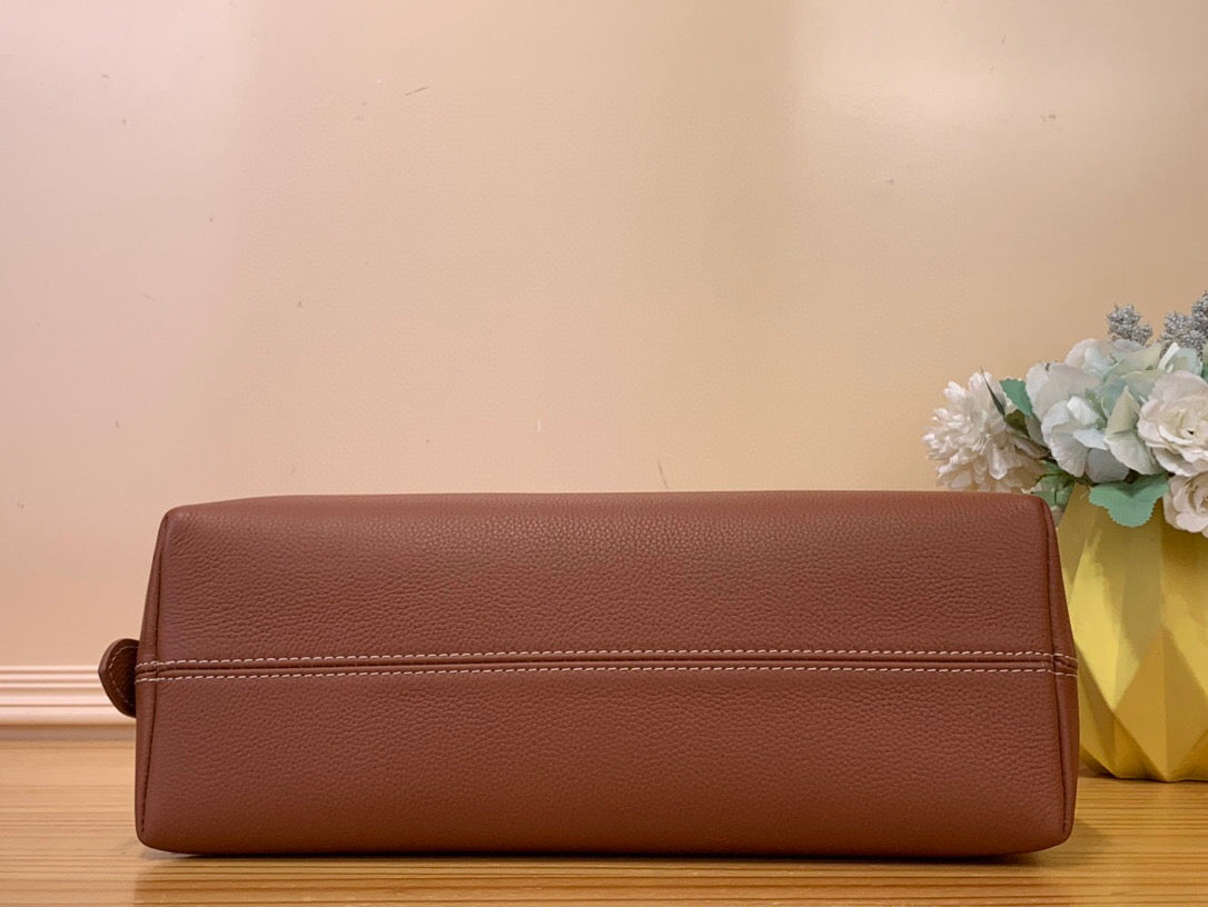 Sac messager LV Low Key en cuir de veau cognac 205007