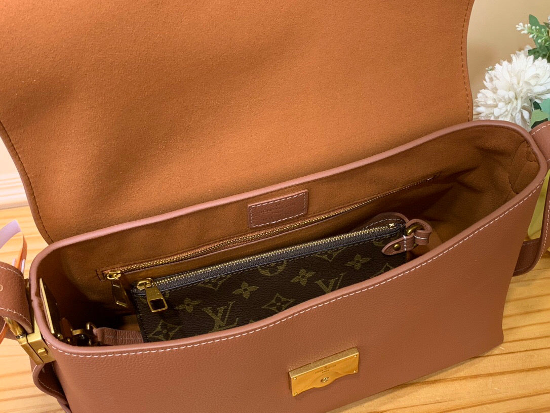Sac messager LV Low Key en cuir de veau cognac 205007