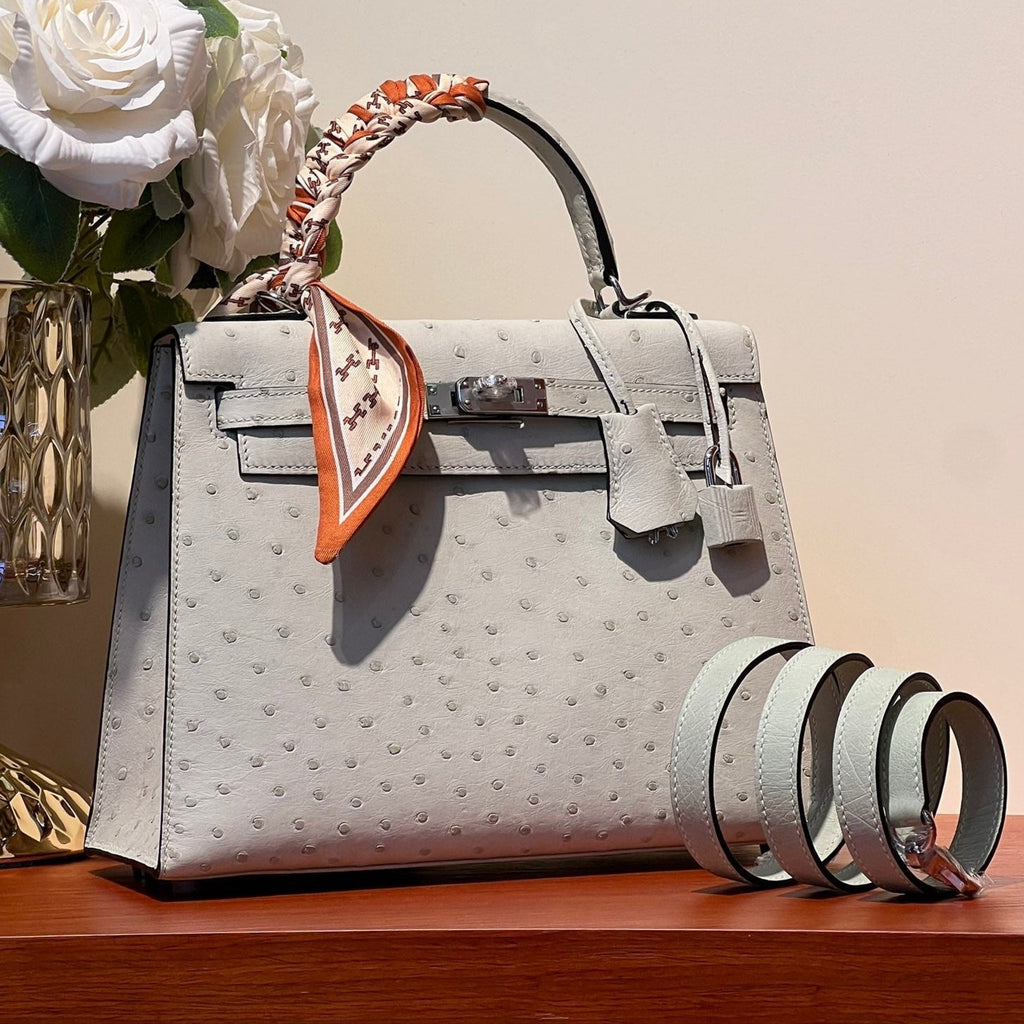 SAC KELLY SELLIER 25 EN CUIR D'AUTRUCHE GRIS PALE AVEC QUINCAILLERIE ARGENTÉE (FABRIQUÉ SUR COMMANDE)